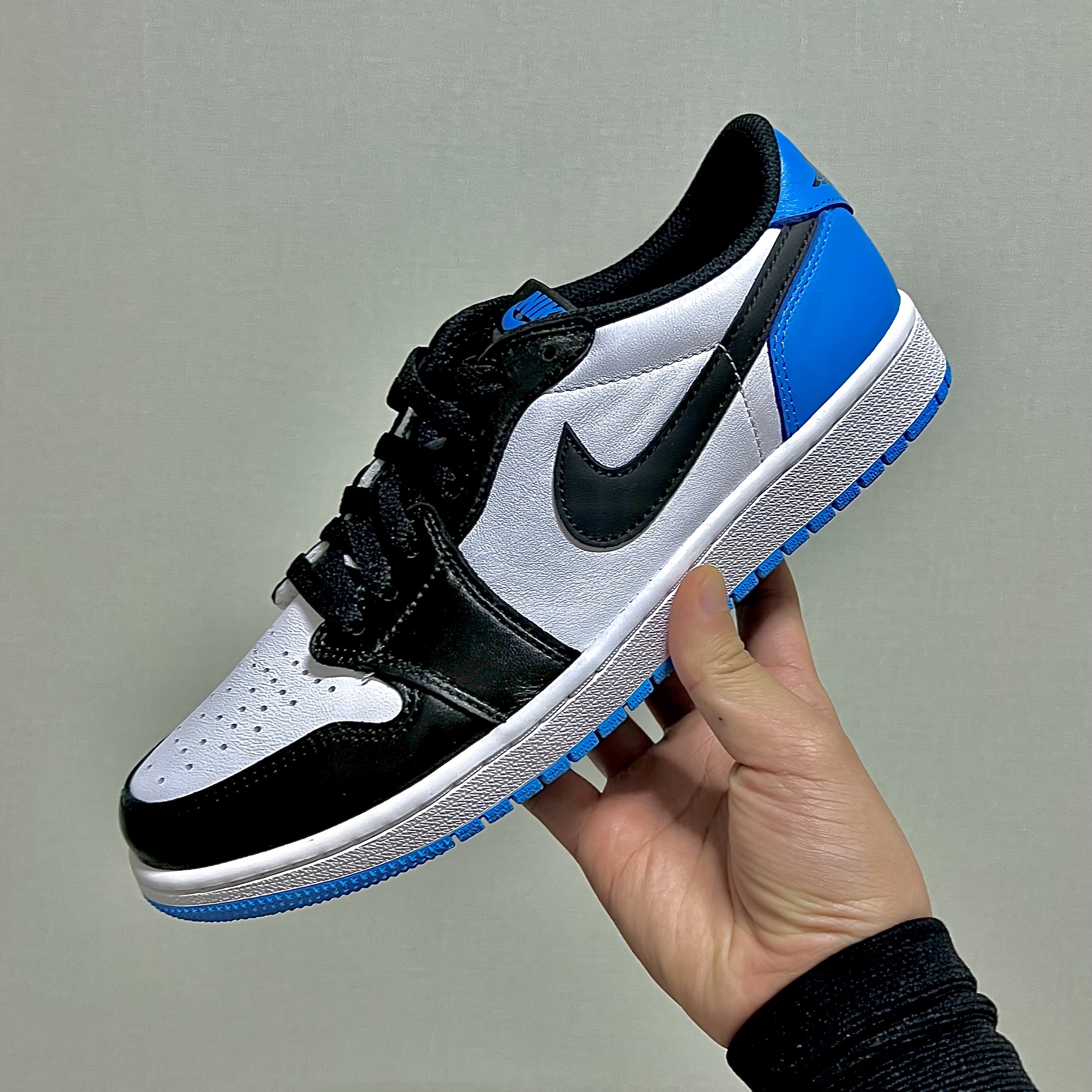 Jordan 1 Retro Low OG Black and Dark Powder Blue 착용 스타일