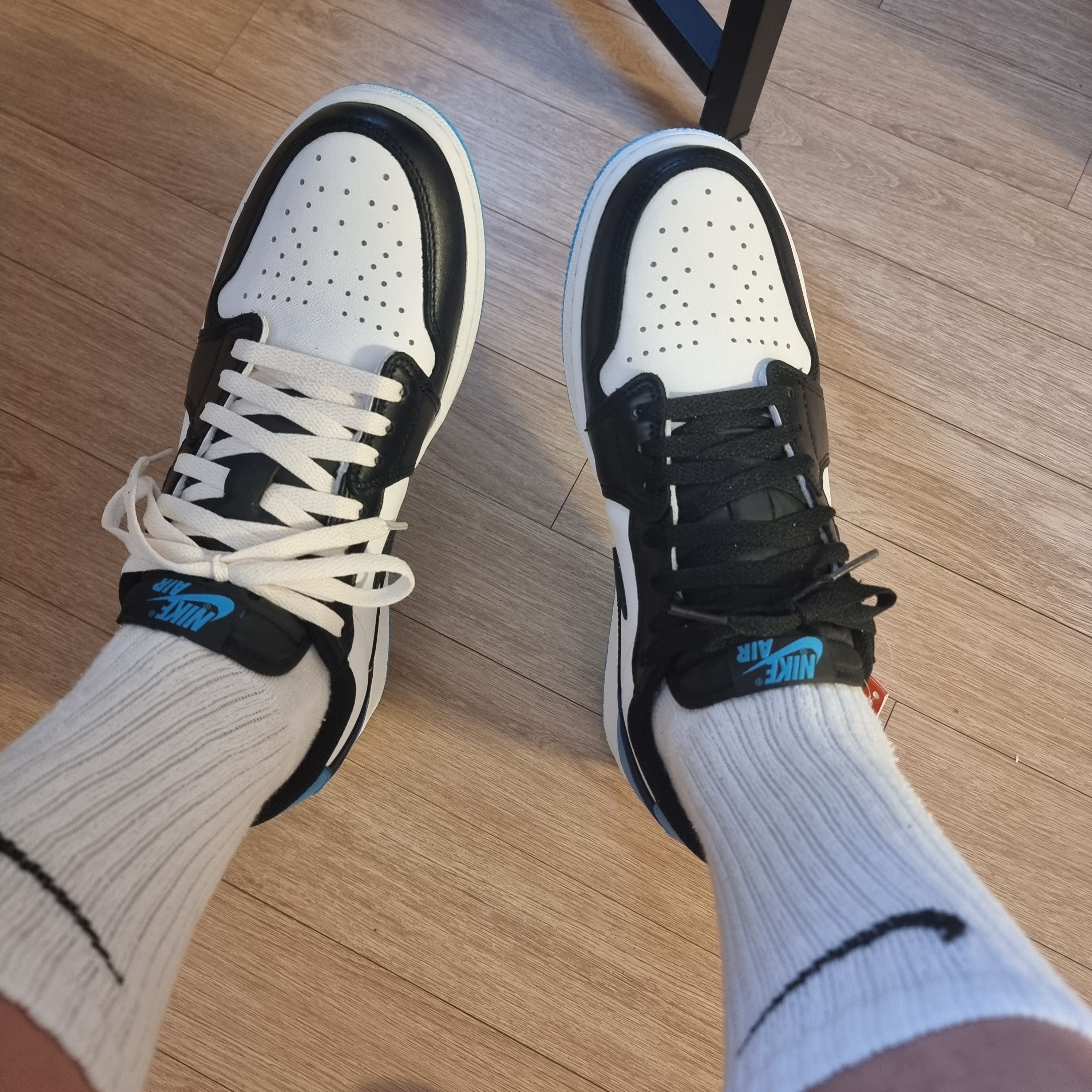 Jordan 1 Retro Low OG Black and Dark Powder Blue 착용 스타일 - 2