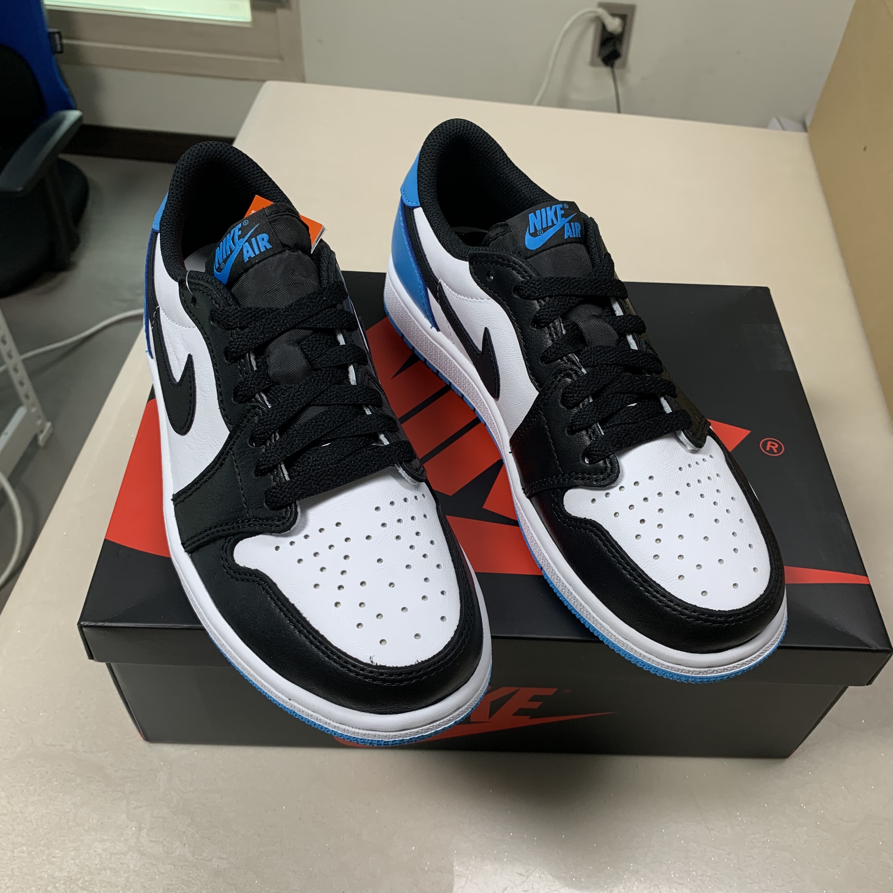 Jordan 1 Retro Low OG Black and Dark Powder Blue 착용 스타일 - 5