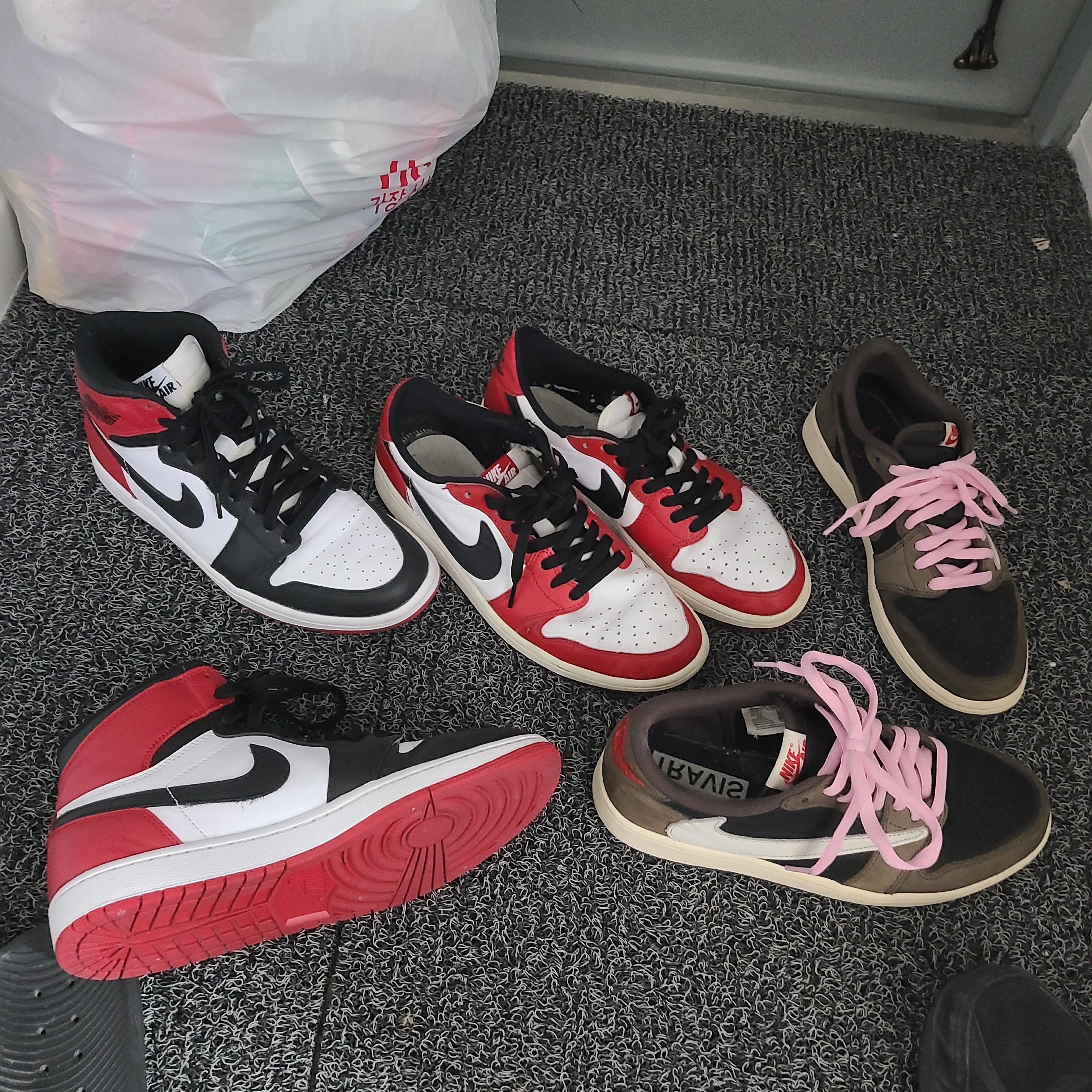 Jordan 1 Retro Black Toe 2013, Jordan 1 x Travis Scott Retro Low OG SP Mocha 착용 스타일