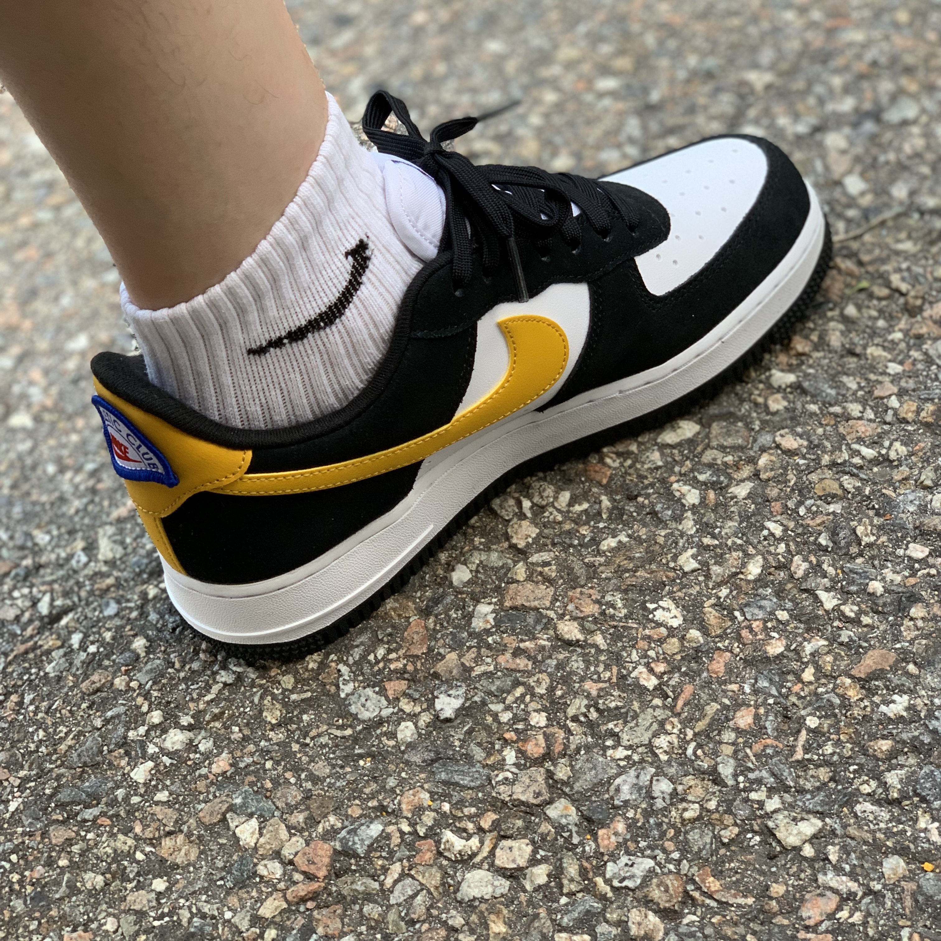 Nike Air Force 1 '07 LV8 Athletic Club Black Dark Sulfur 착용 스타일