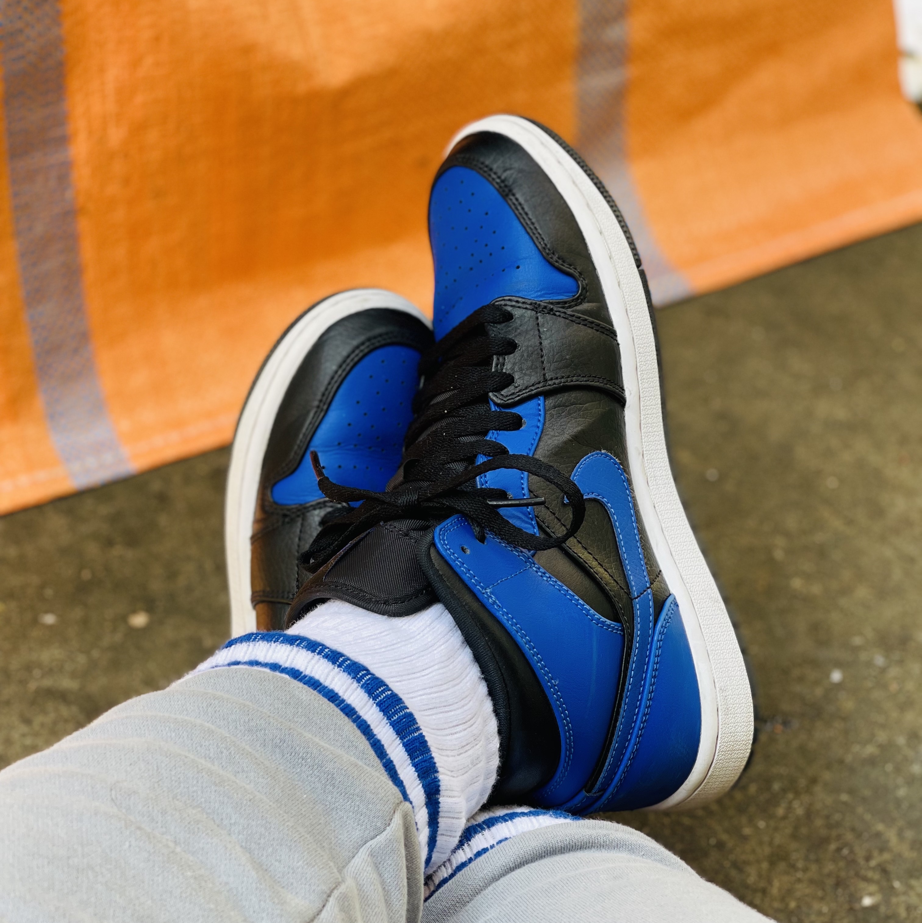 Jordan 1 Mid Black Hyper Royal 착용 스타일