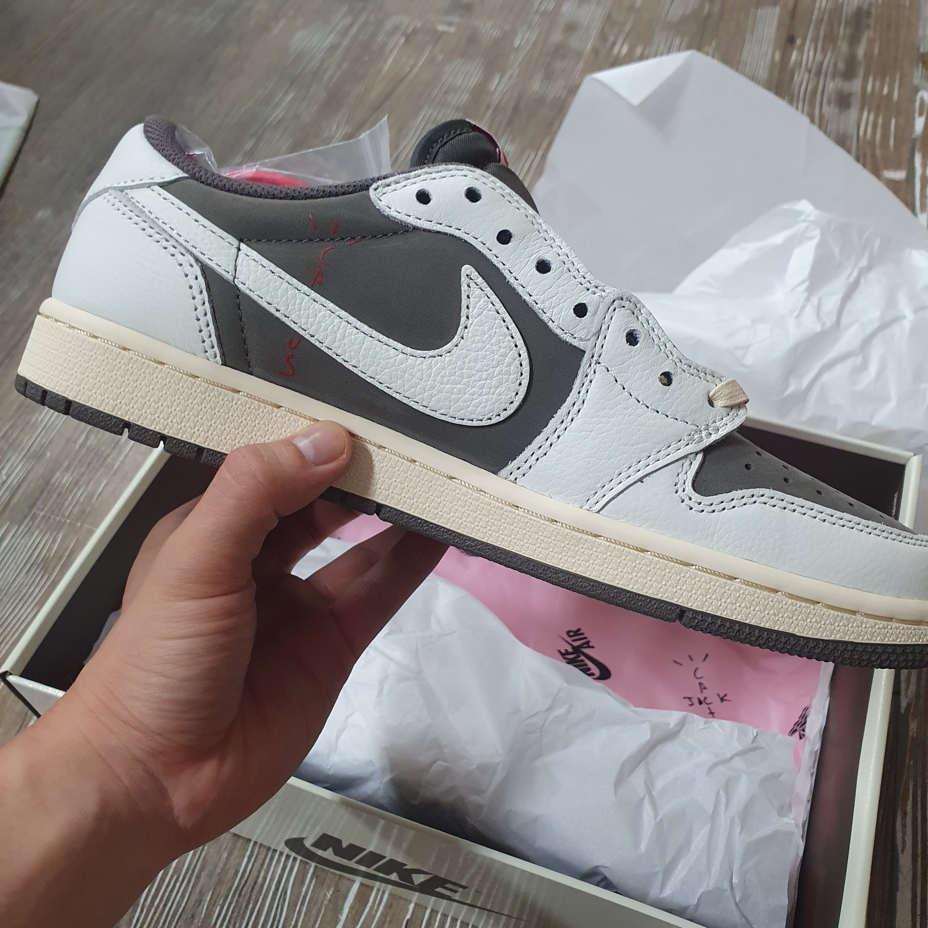Jordan 1 x Travis Scott Retro Low OG SP Sail and Ridgerock 착용 스타일 - 1