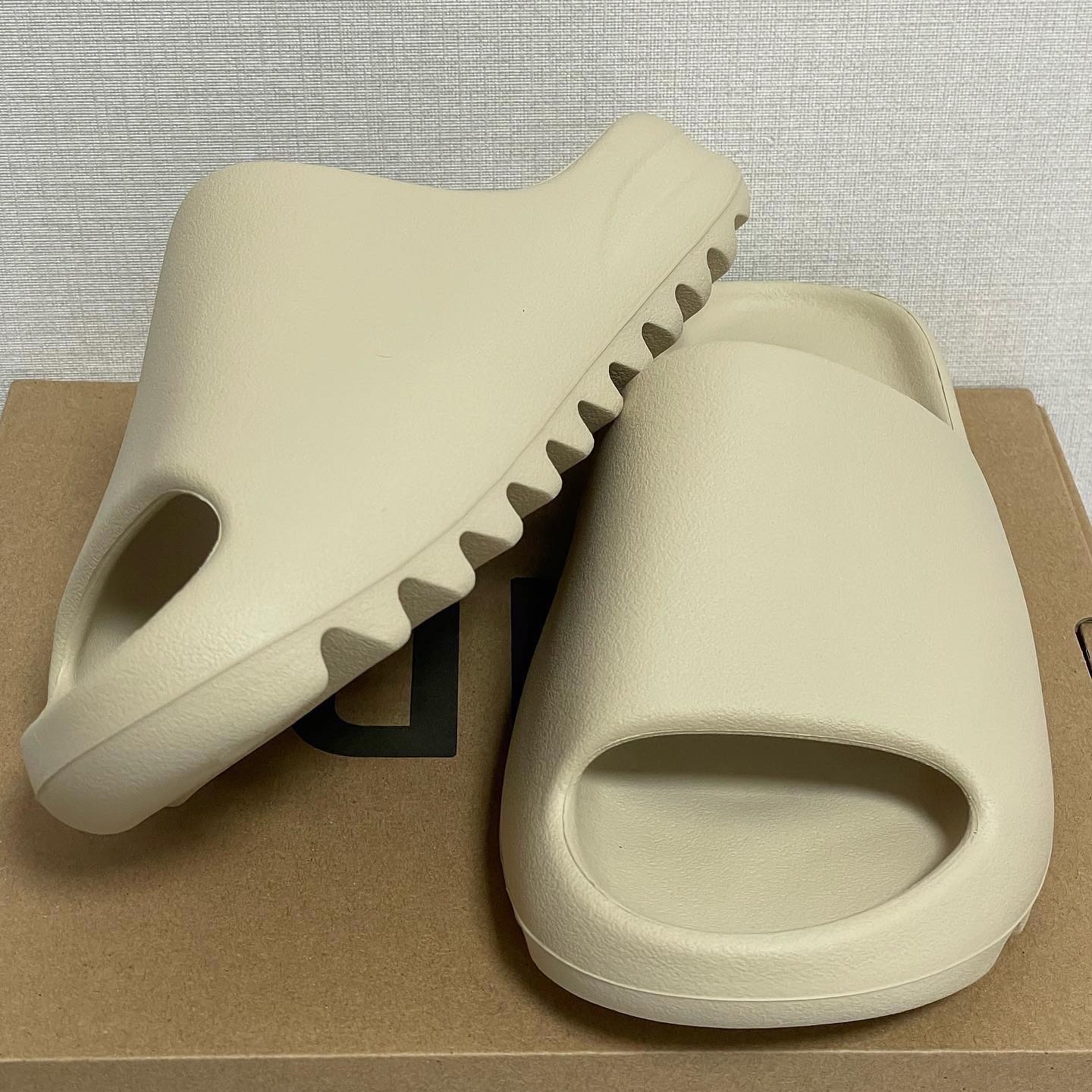 Adidas Yeezy Slide Bone 2022/2023 착용 스타일 - 1