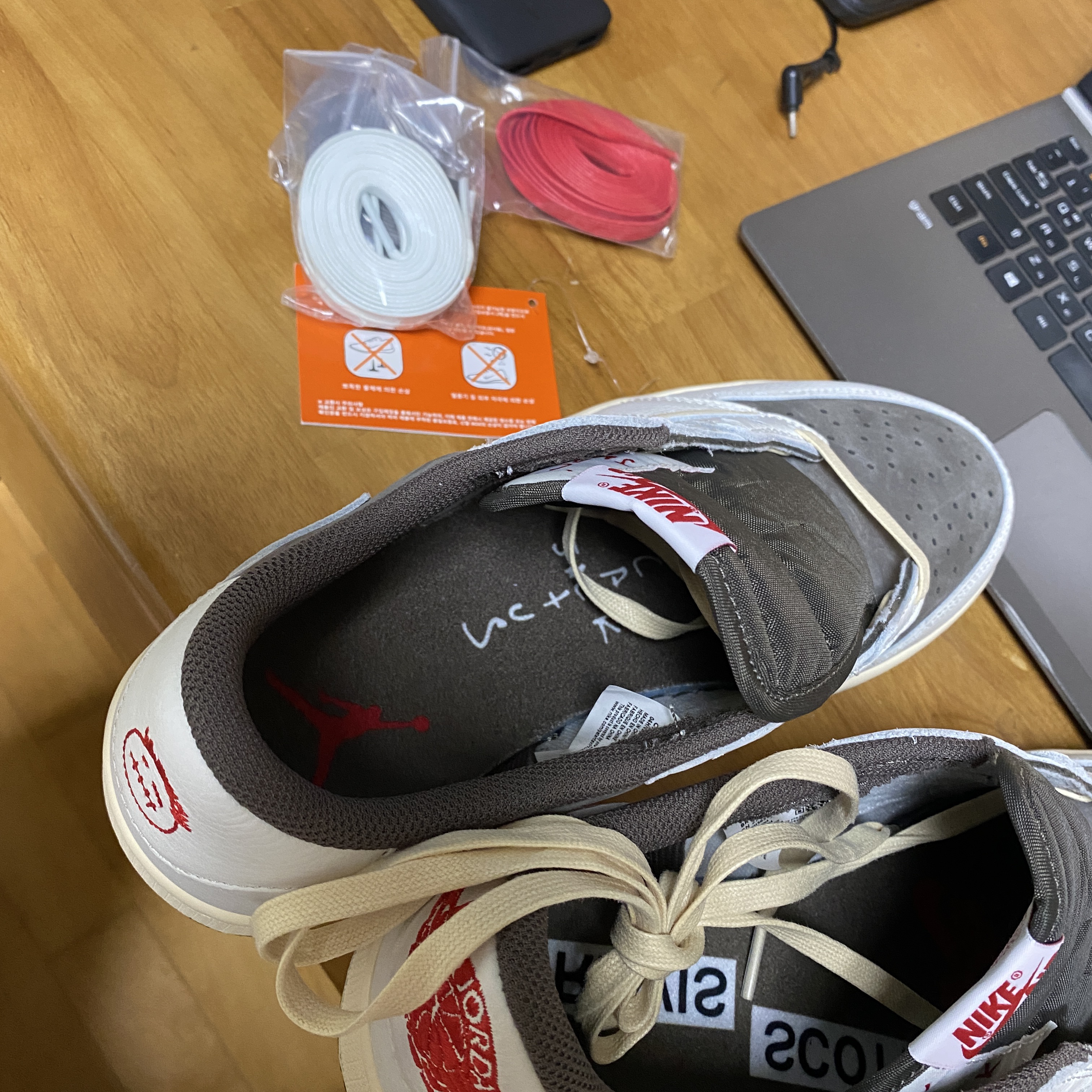 Jordan 1 x Travis Scott Retro Low OG SP Sail and Ridgerock 착용 스타일 - 2
