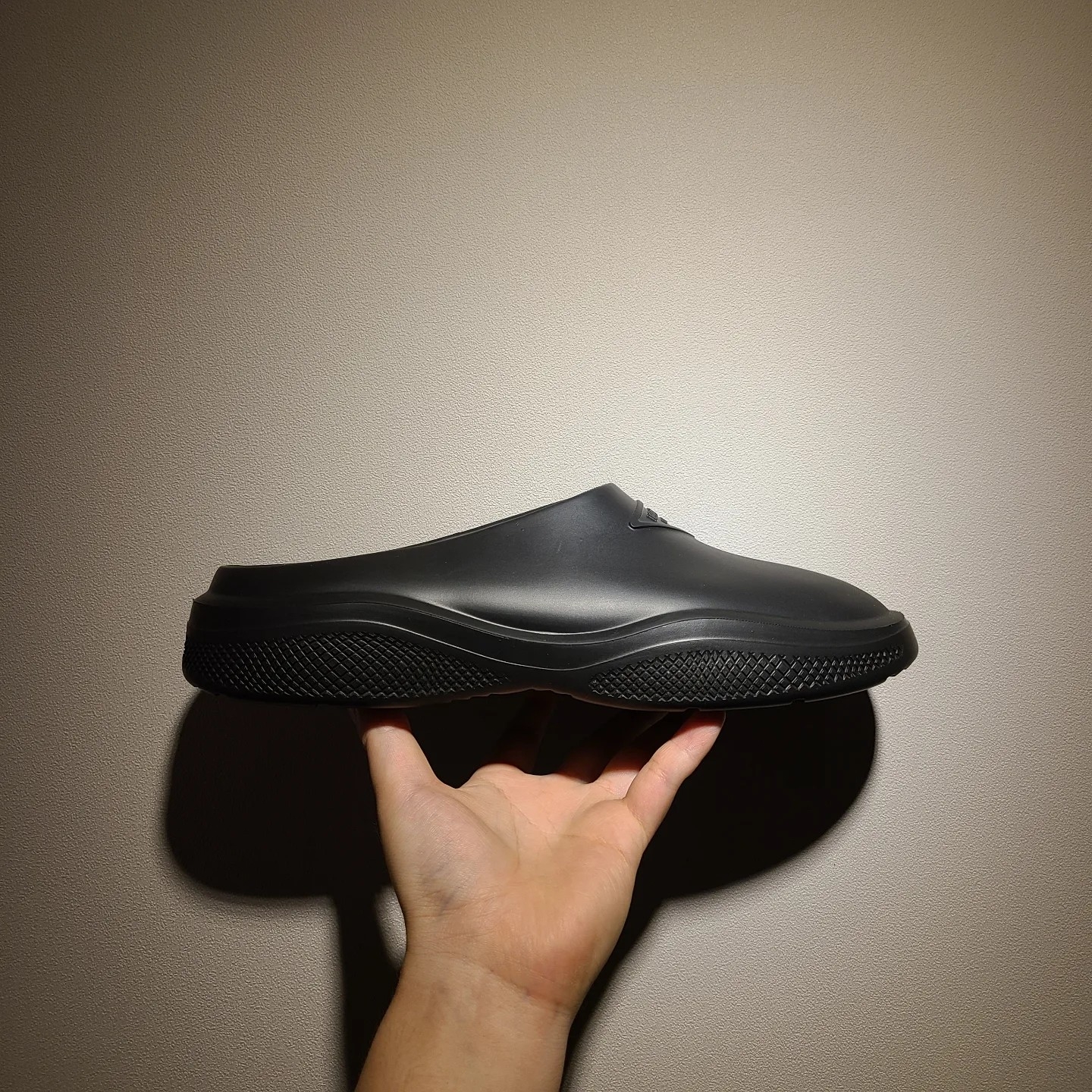 Prada Mellow Rubber Mules Black 착용 스타일