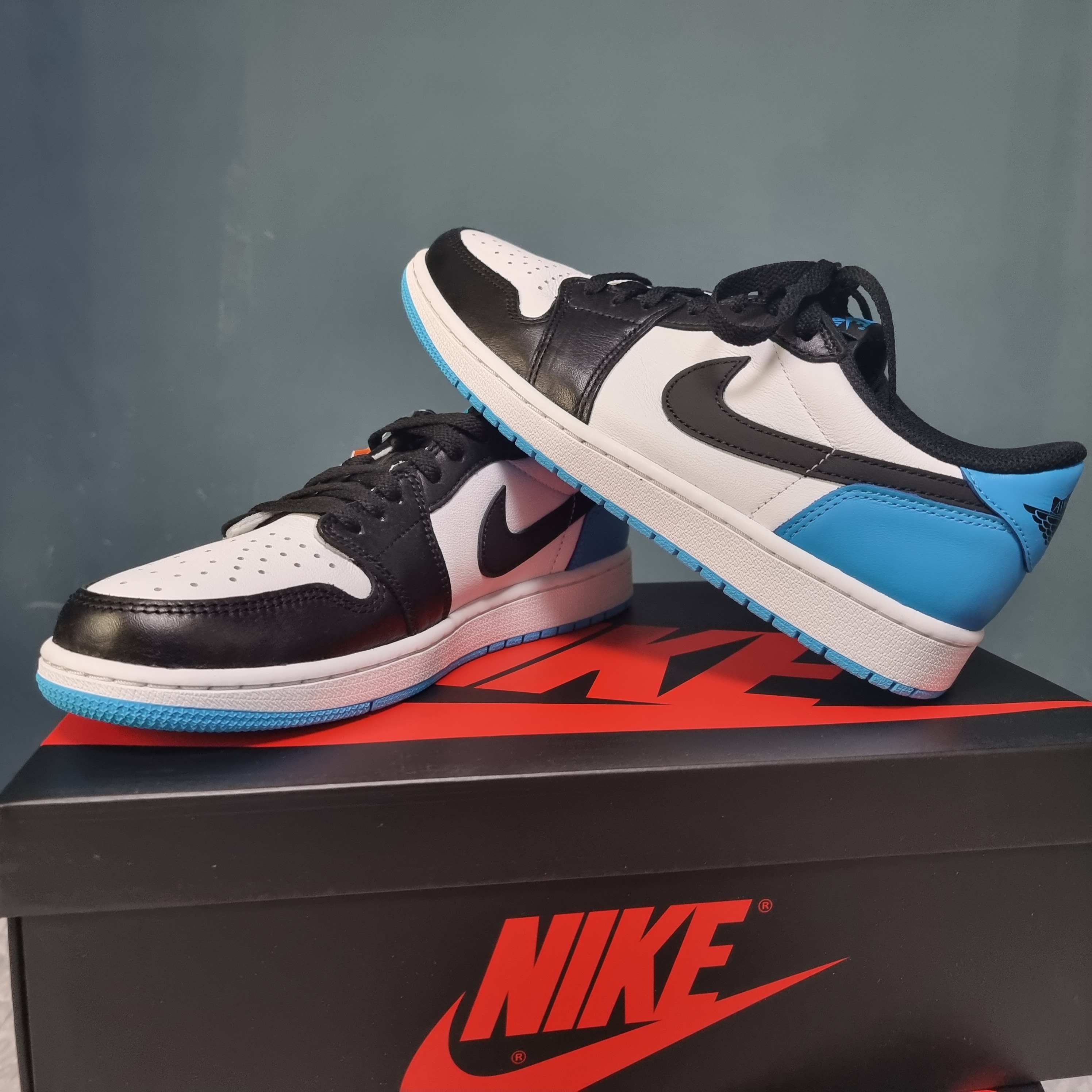 Jordan 1 Retro Low OG Black and Dark Powder Blue 착용 스타일