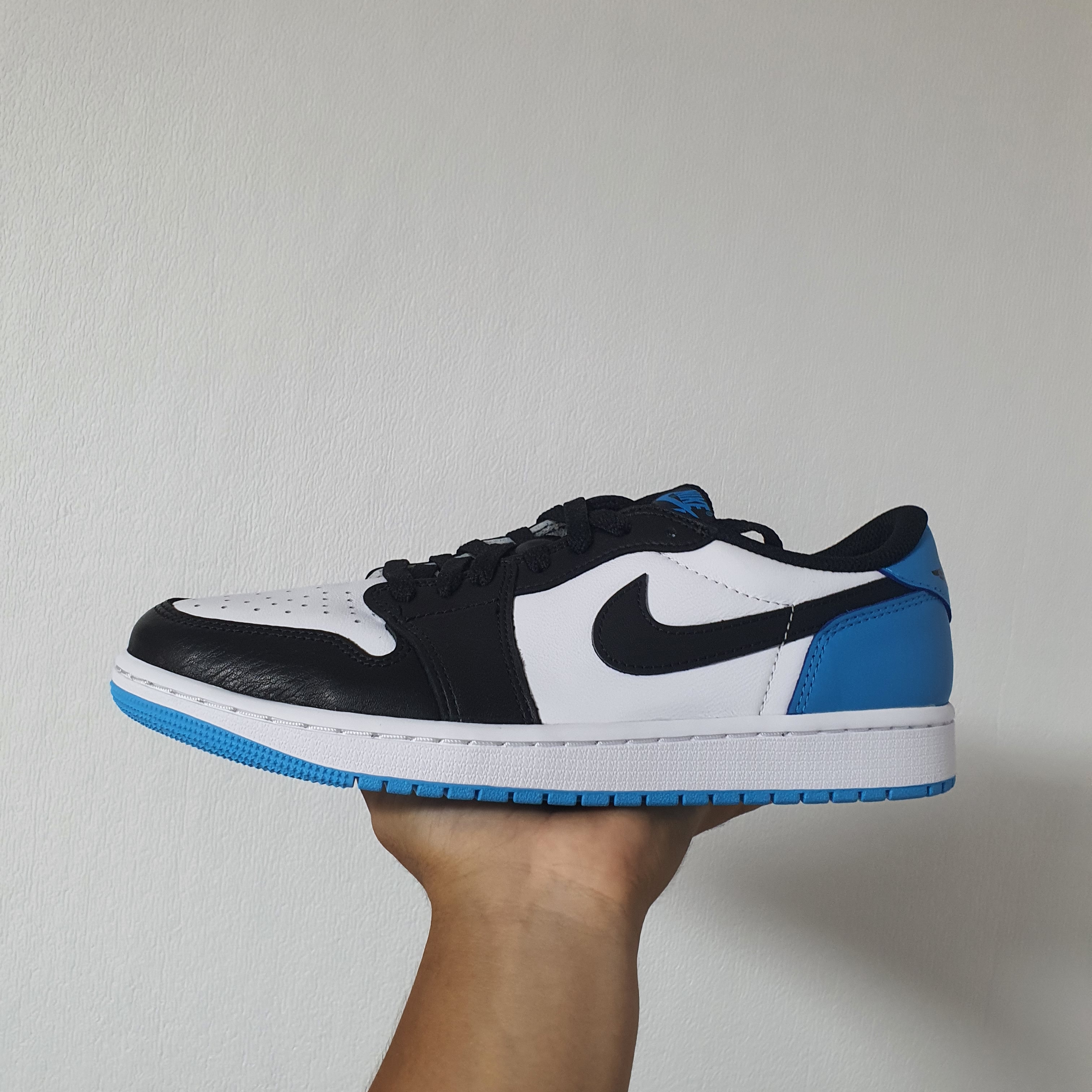 Jordan 1 Retro Low OG Black and Dark Powder Blue, (W) Jordan 1 Retro Low OG Black and Dark Powder Blue 착용 스타일 - 1