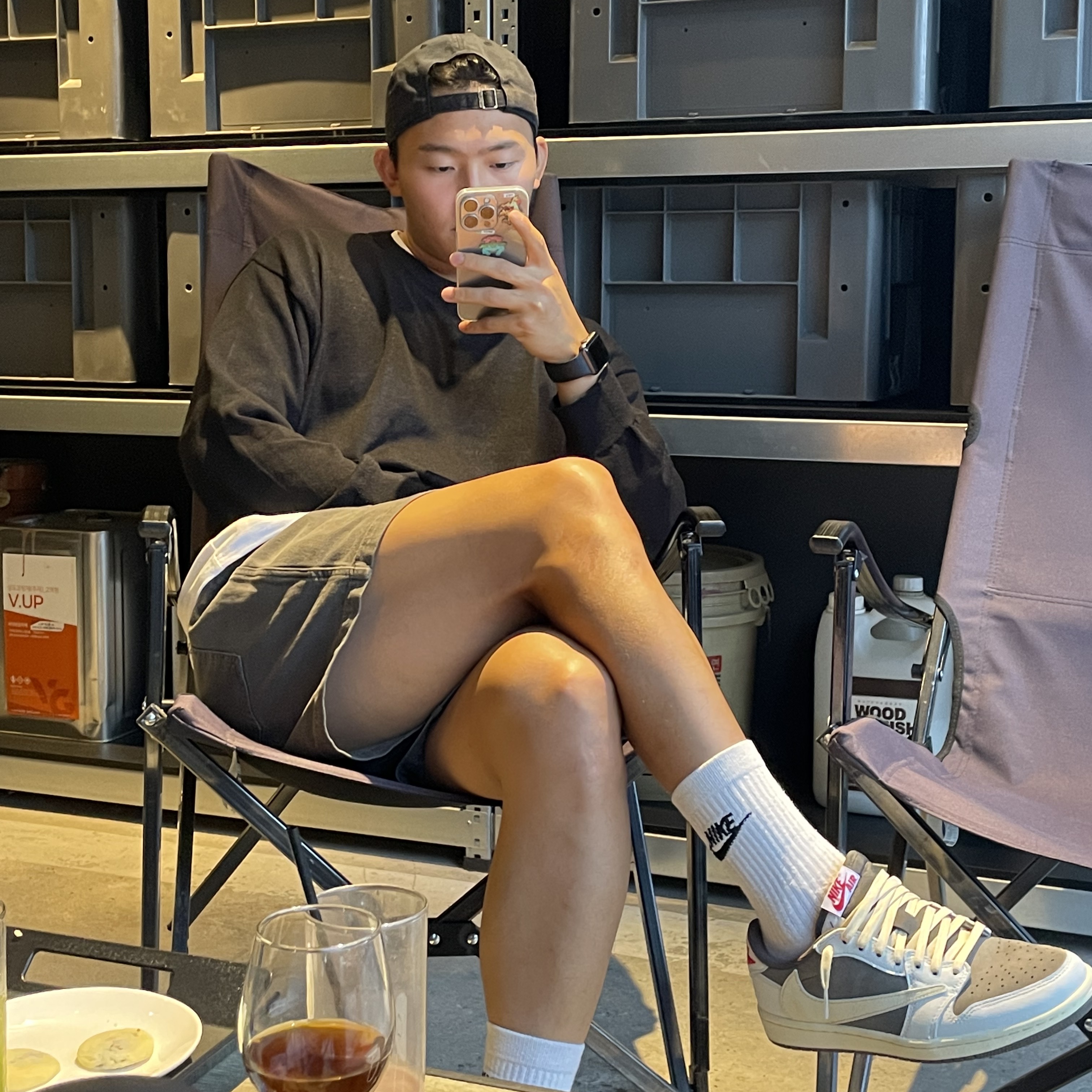 Jordan 1 x Travis Scott Retro Low OG SP Sail and Ridgerock 착용 스타일 - 4