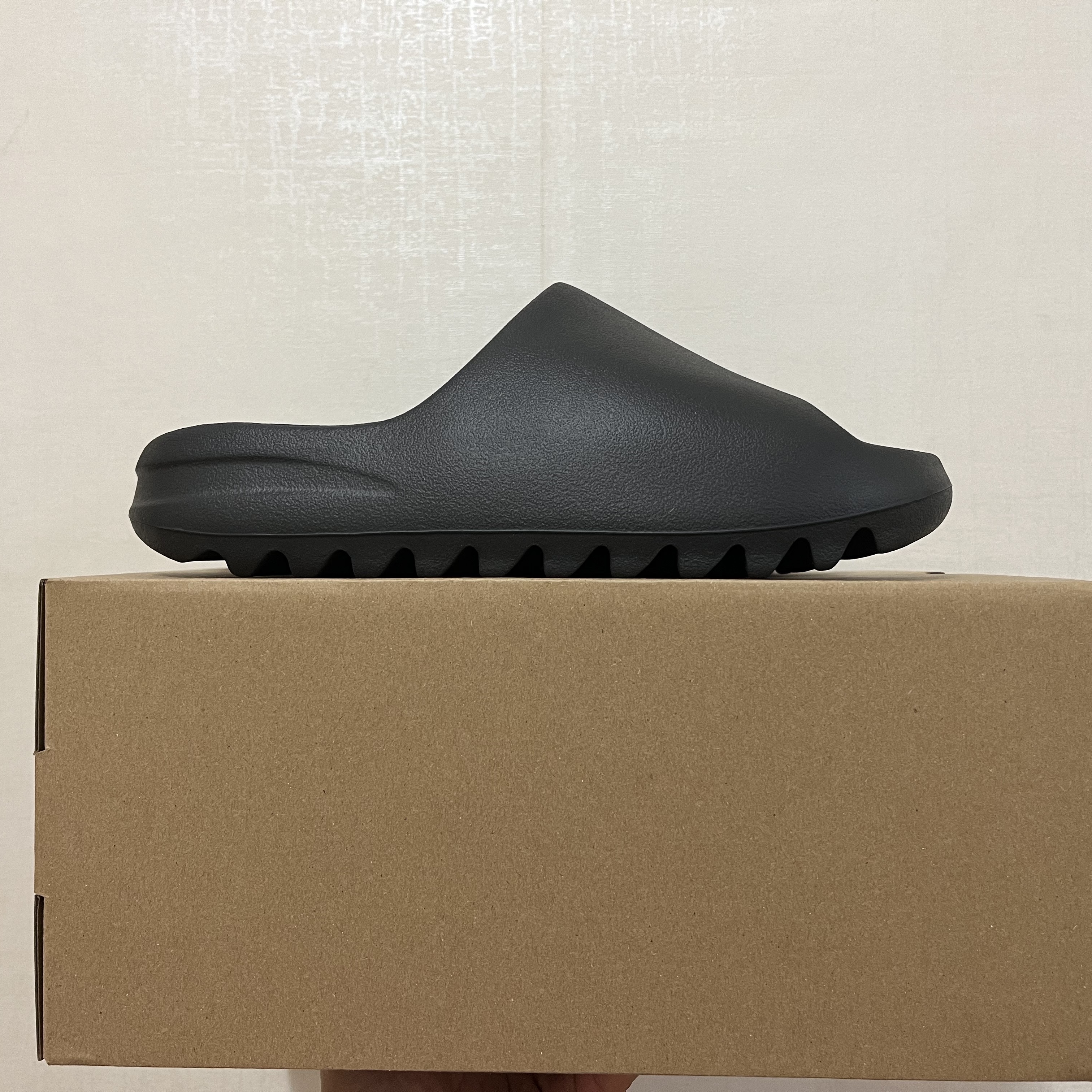 Adidas Yeezy Slide Onyx 착용 스타일