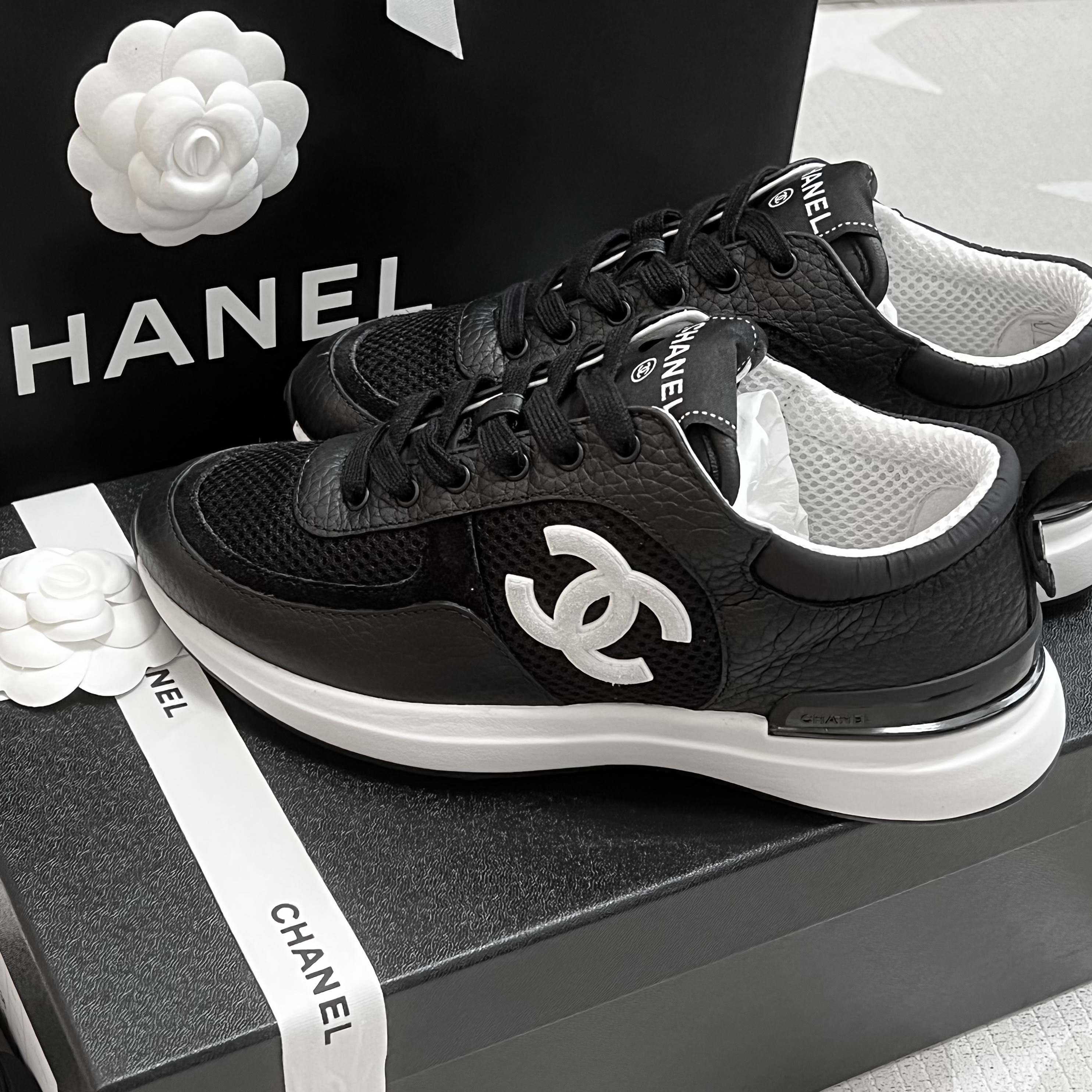 (W) Chanel Sneakers Mesh Suede Calfskin & Black 착용 스타일