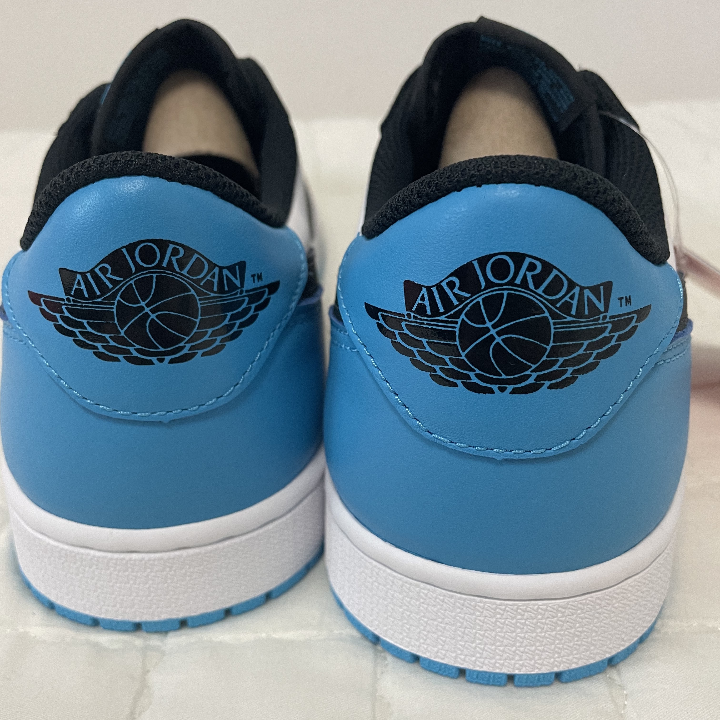 Jordan 1 Retro Low OG Black and Dark Powder Blue 착용 스타일 - 4