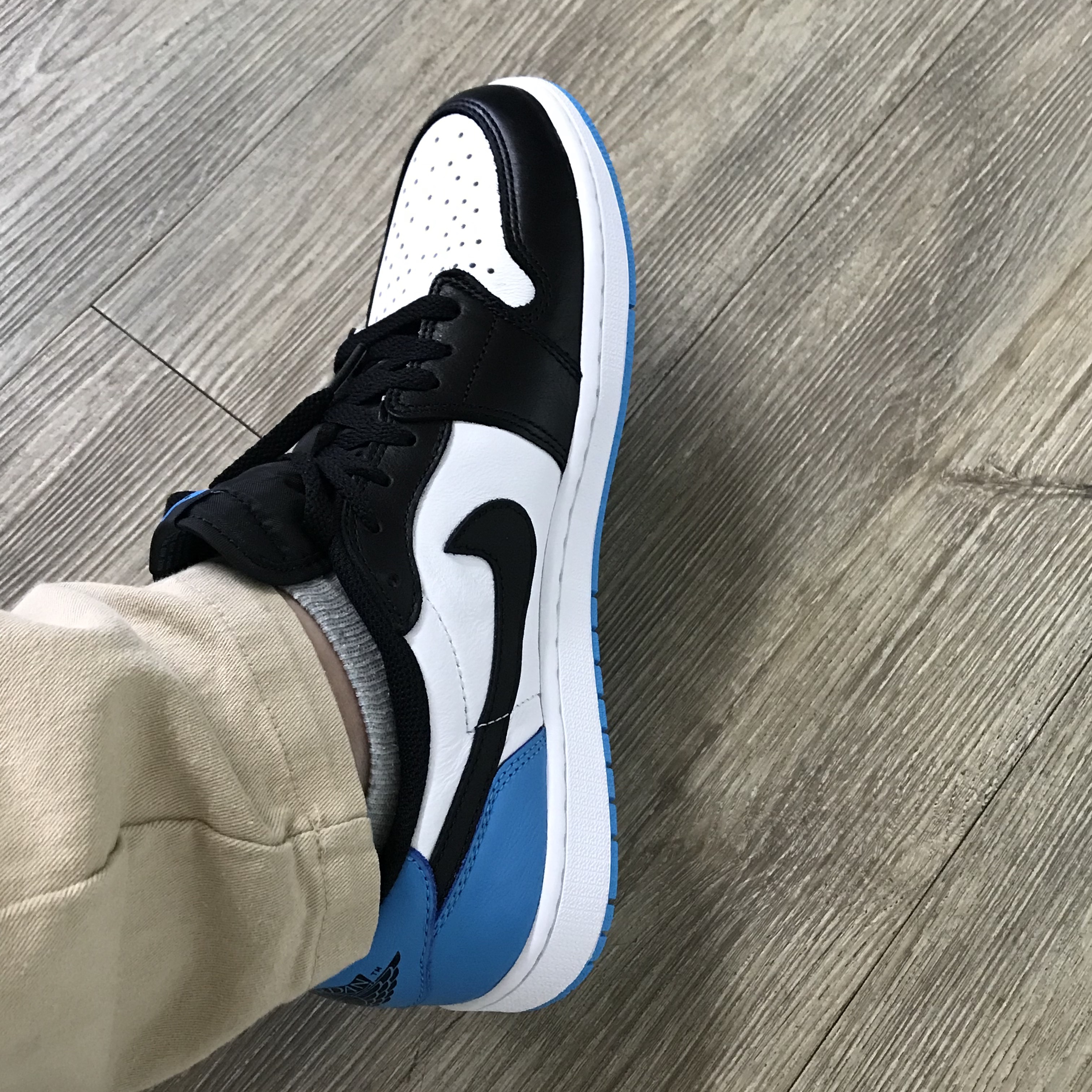 Jordan 1 Retro Low OG Black and Dark Powder Blue 착용 스타일 - 1