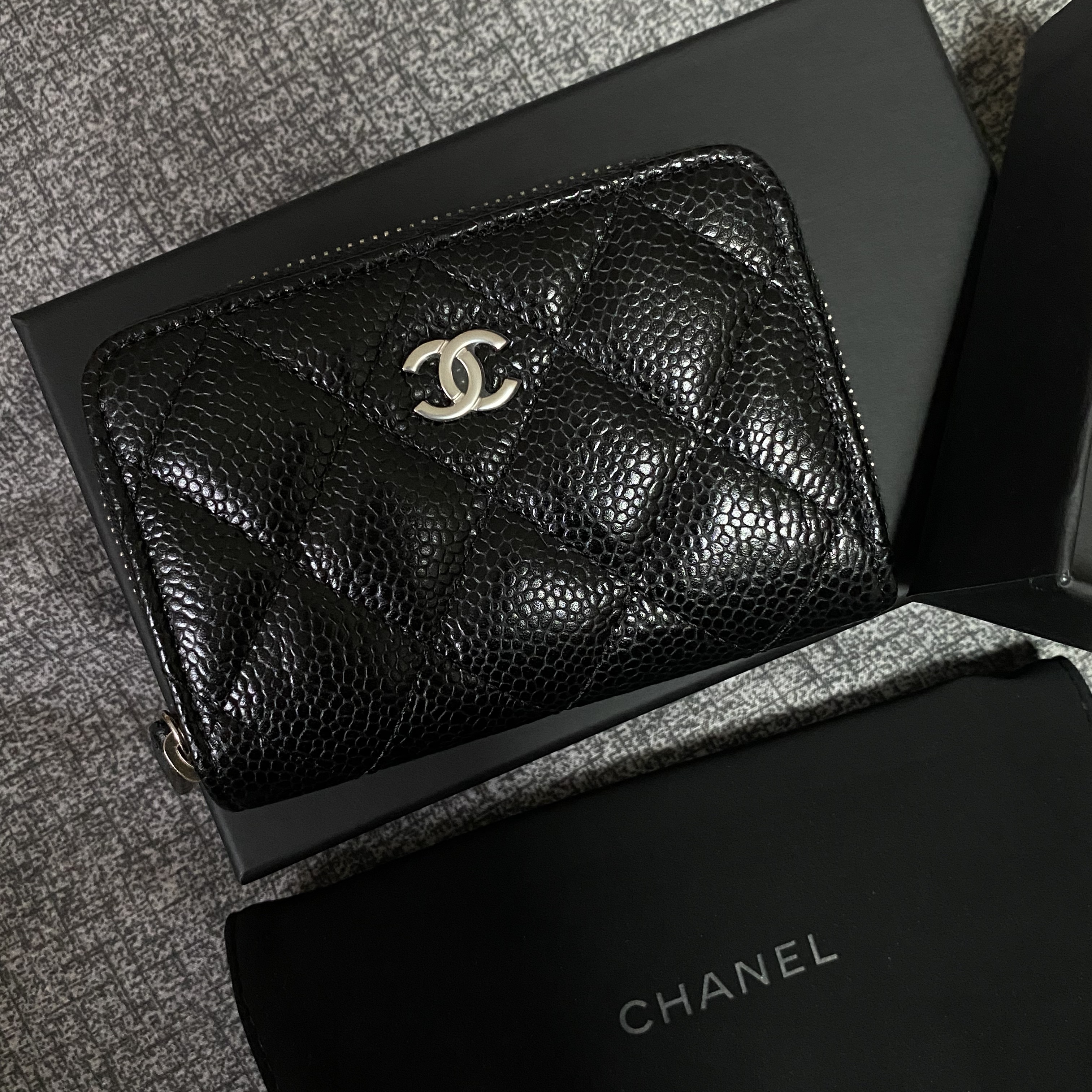 Chanel Classic Zipped Coin Purse Grained Calfskin & Gold Black 착용 스타일
