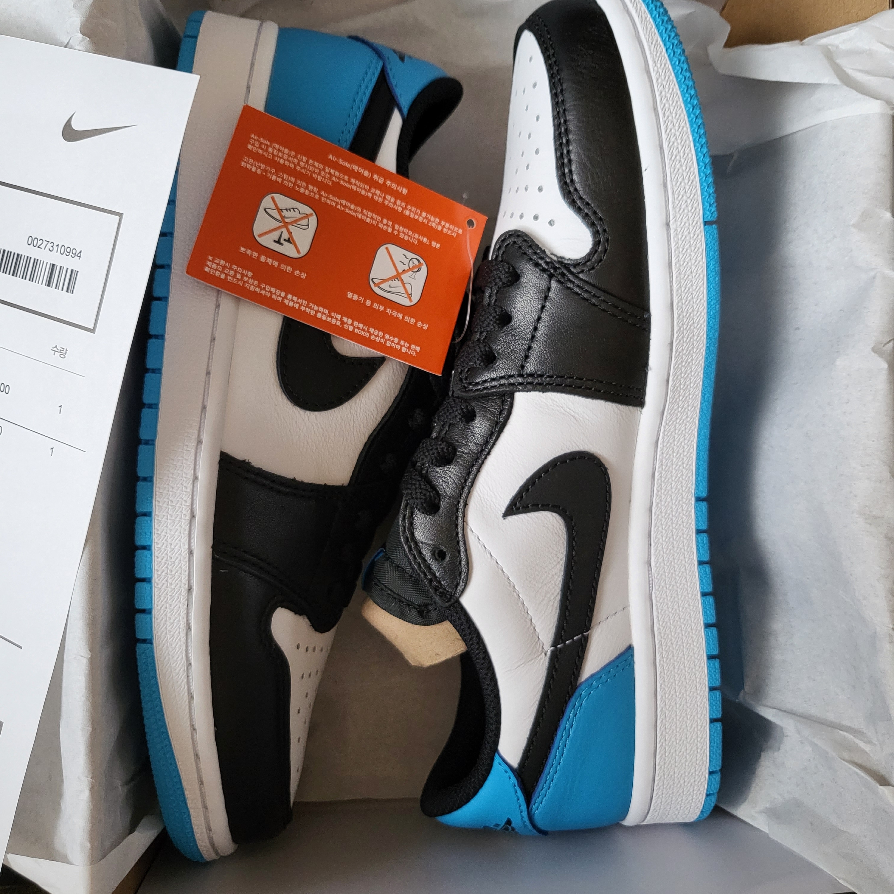Jordan 1 Retro Low OG Black and Dark Powder Blue 착용 스타일 - 1