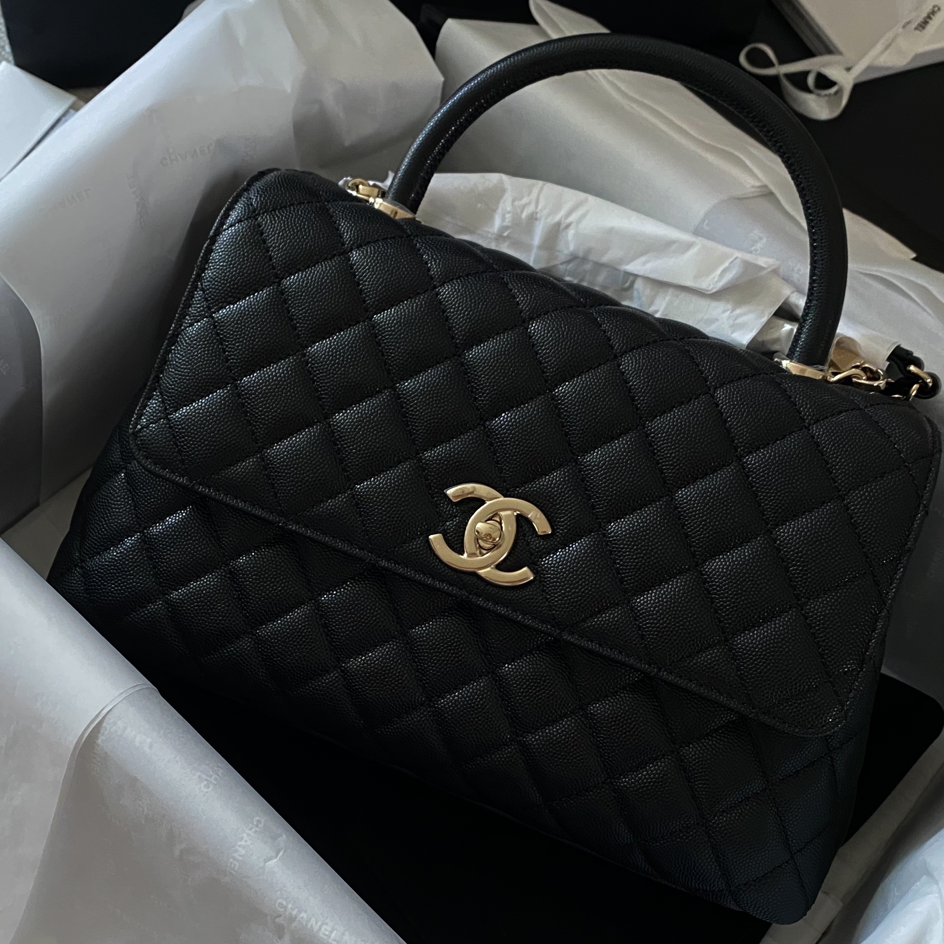 Chanel Large Flap Bag with Top Handle Grained Calfskin & Gold Black 착용 스타일