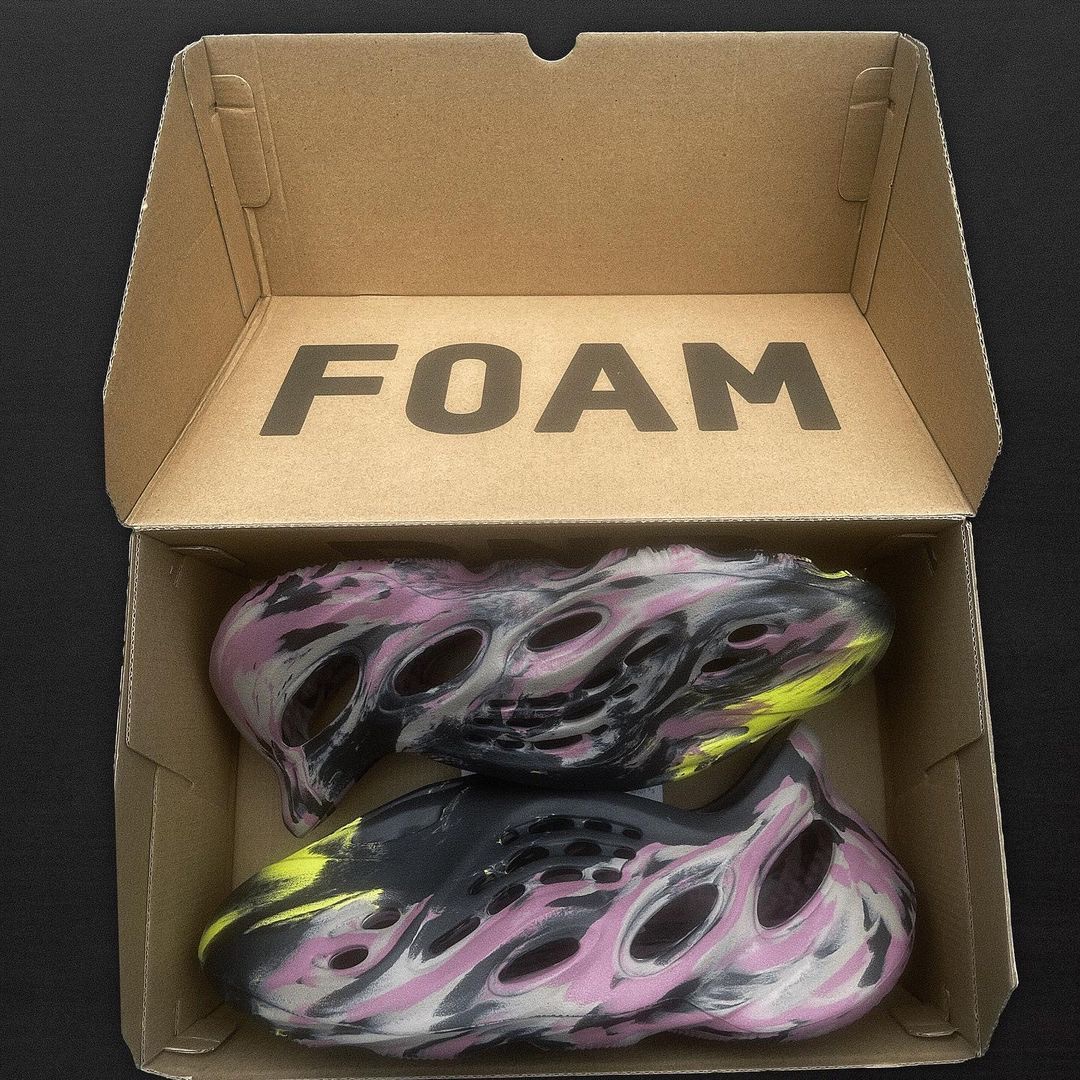 Adidas Yeezy Foam RNNR MX Carbon 착용 스타일 - 4