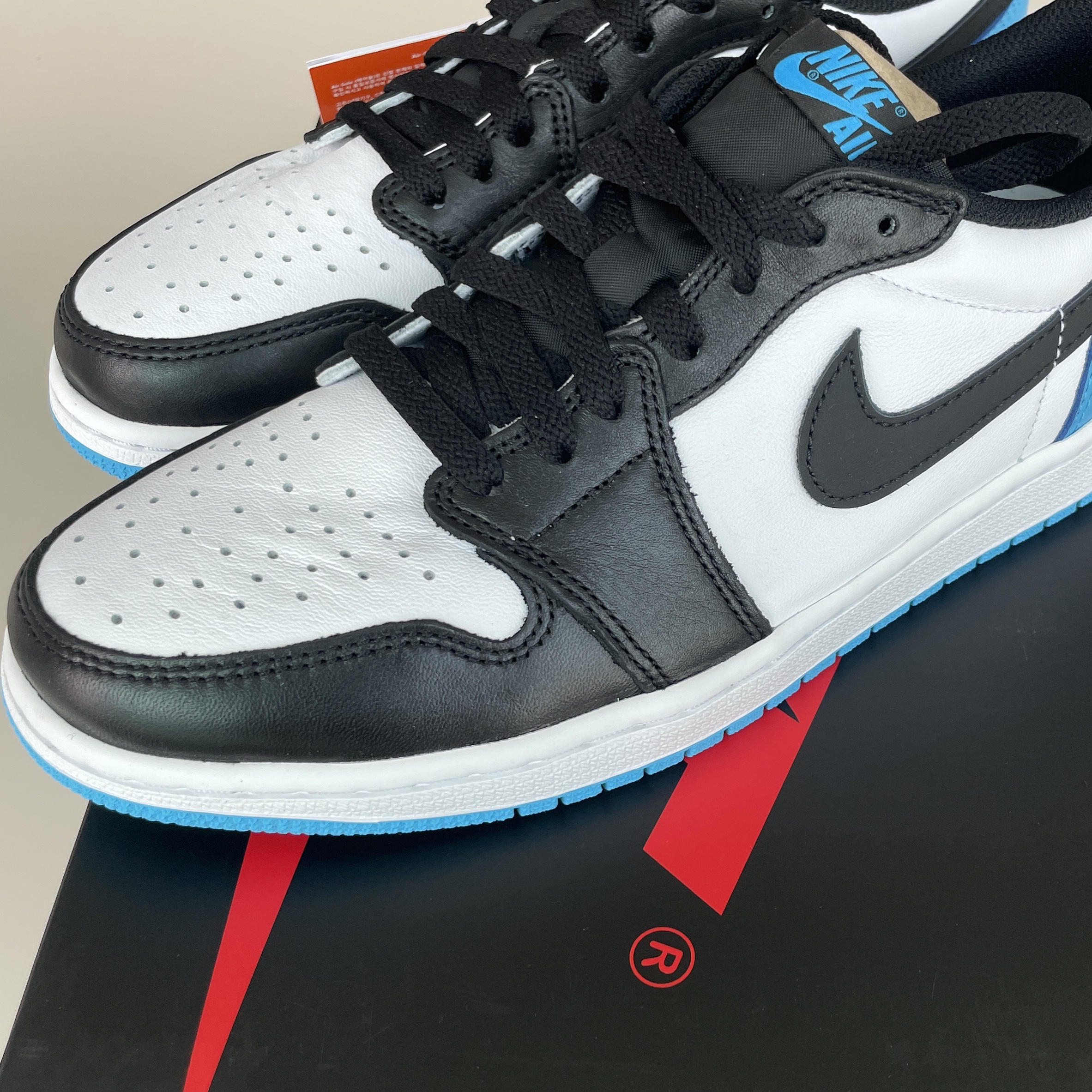 Jordan 1 Retro Low OG Black and Dark Powder Blue 착용 스타일 - 1