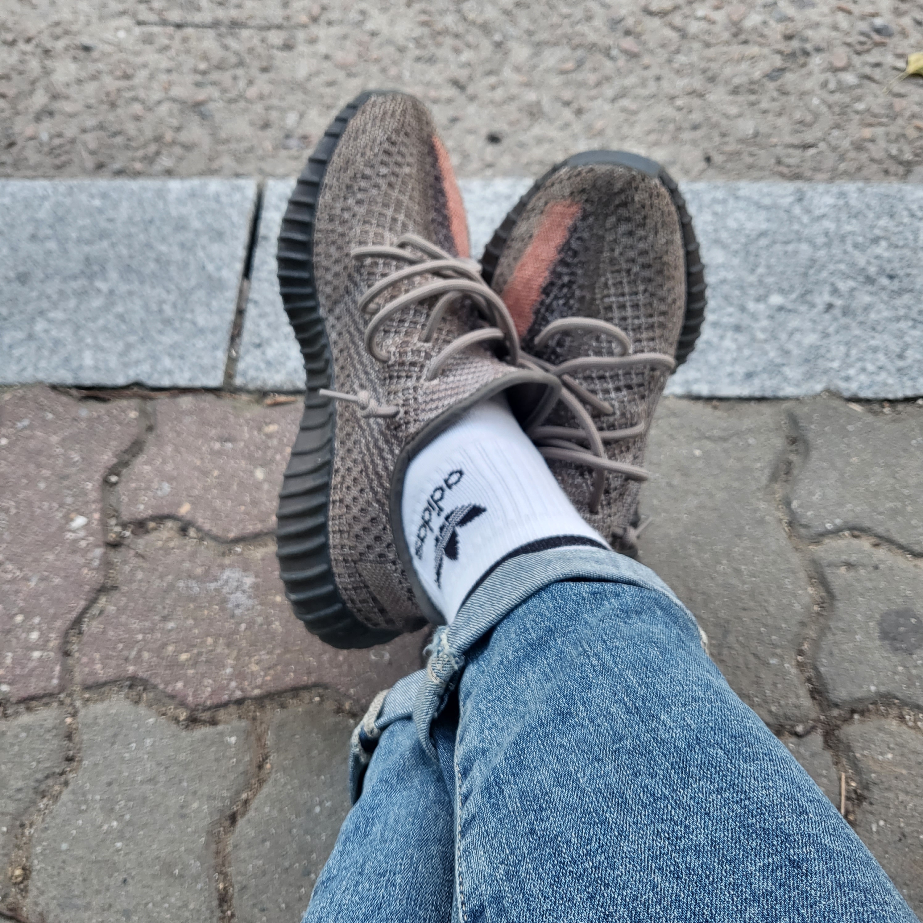Adidas Yeezy Boost 350 V2 Ash Stone 착용 스타일
