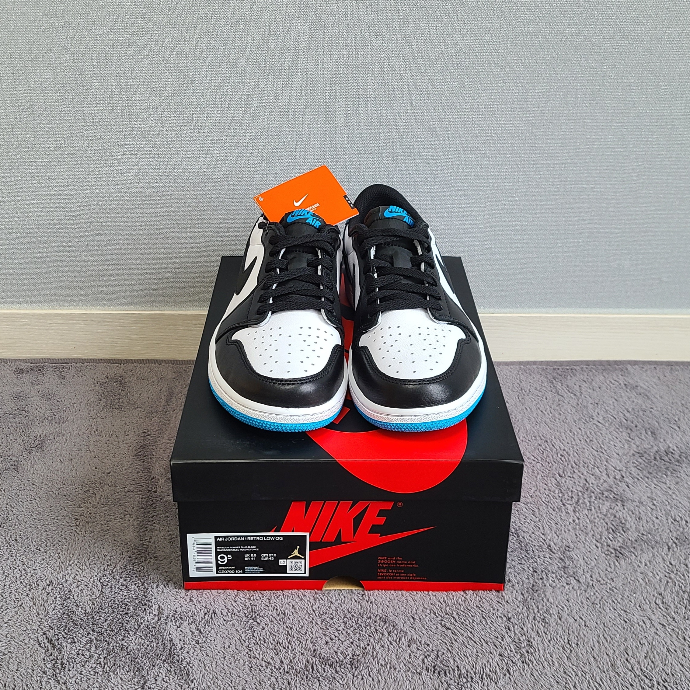 Jordan 1 Retro Low OG Black and Dark Powder Blue 착용 스타일 - 3