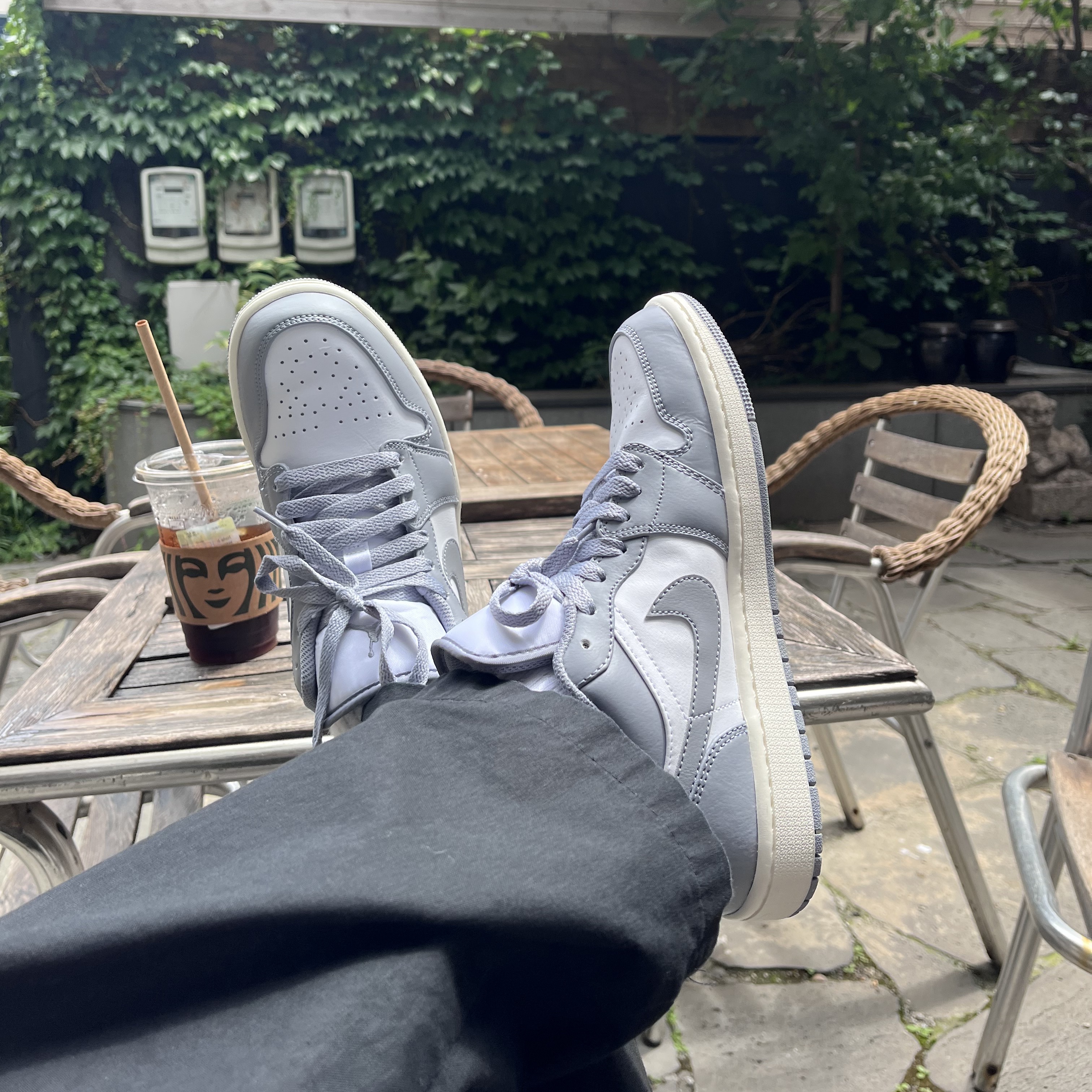 Jordan 1 Low Stealth and White 착용 스타일