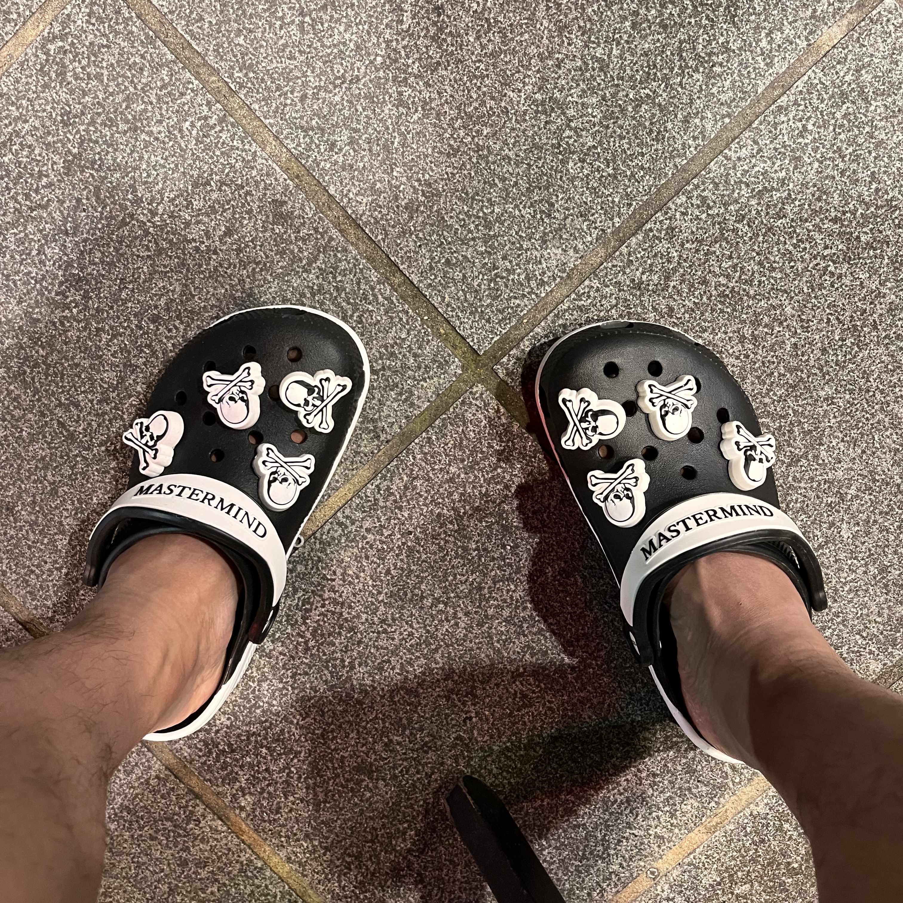 Crocs x Mastermind Classic Clog Black White 착용 스타일