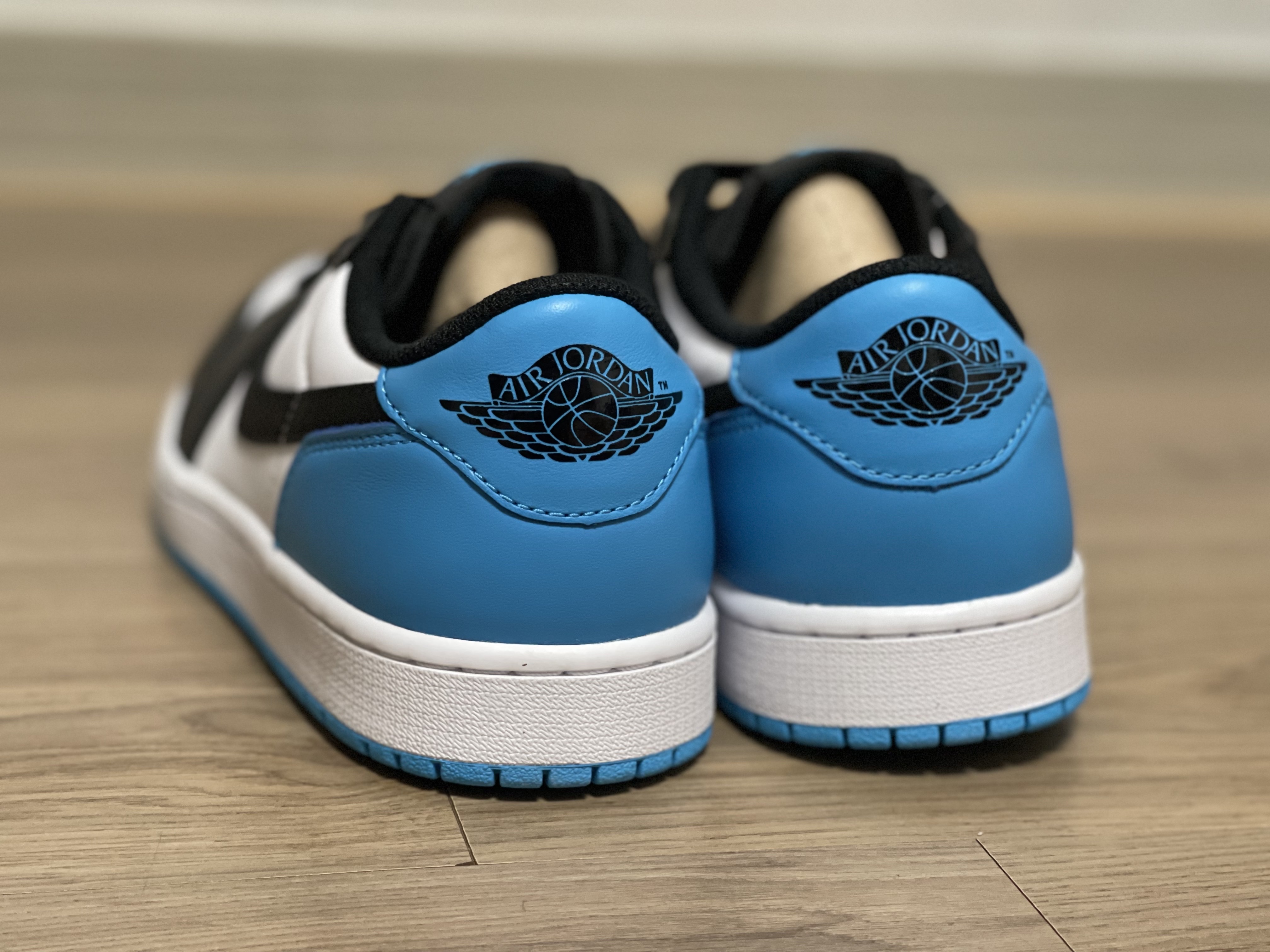 Jordan 1 Retro Low OG Black and Dark Powder Blue 착용 스타일 - 2