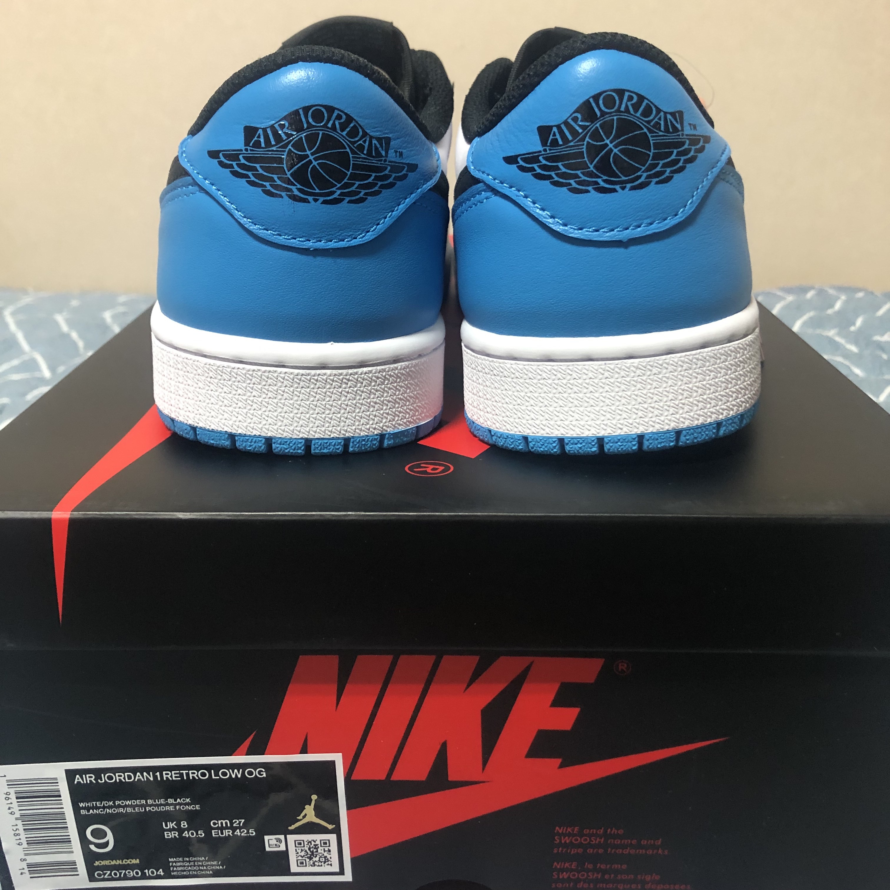 Jordan 1 Retro Low OG Black and Dark Powder Blue 착용 스타일 - 2