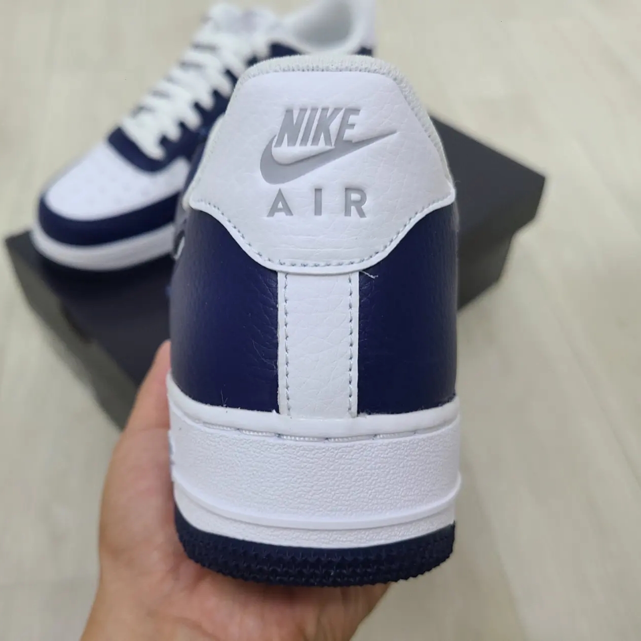 Nike Air Force 1 '07 Cut Out Swoosh Midnight Navy 착용 스타일 - 3