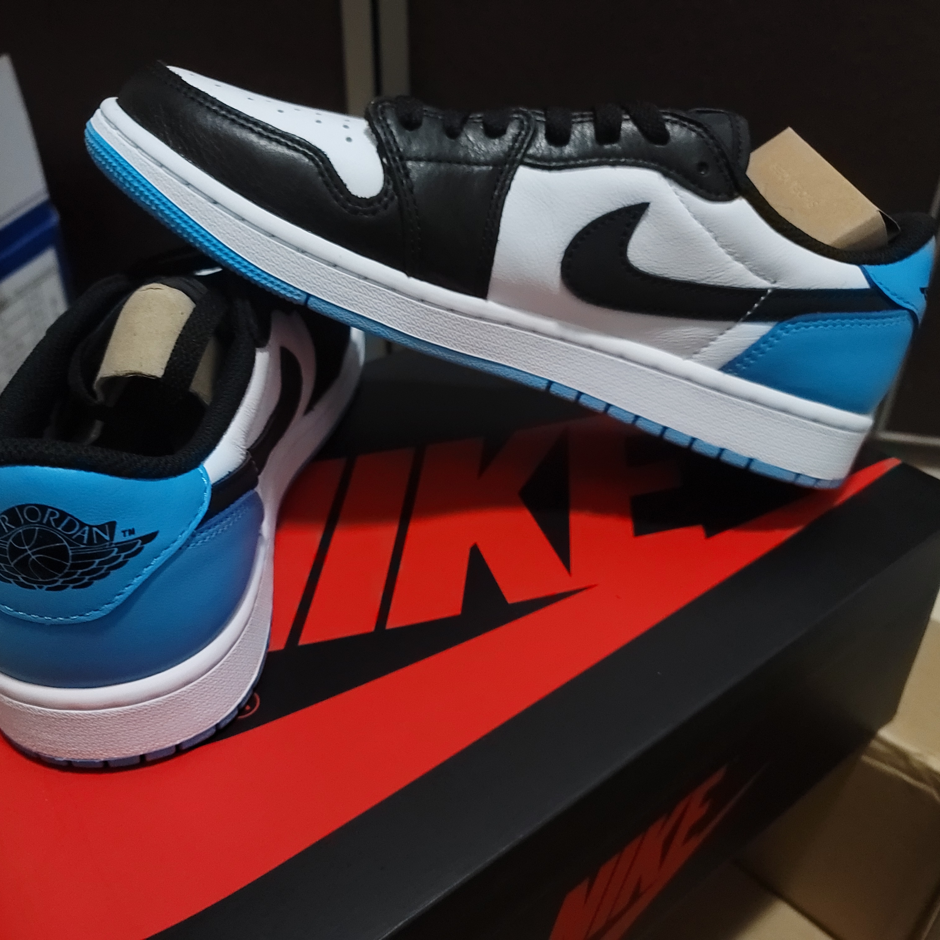 Jordan 1 Retro Low OG Black and Dark Powder Blue 착용 스타일 - 1
