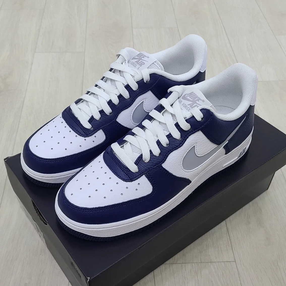 Nike Air Force 1 '07 Cut Out Swoosh Midnight Navy 착용 스타일 - 2
