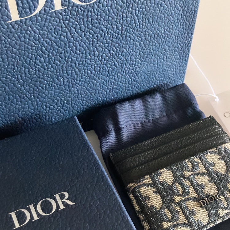 Dior Card Holder Beige & Black Dior Oblique Jacquard 착용 스타일