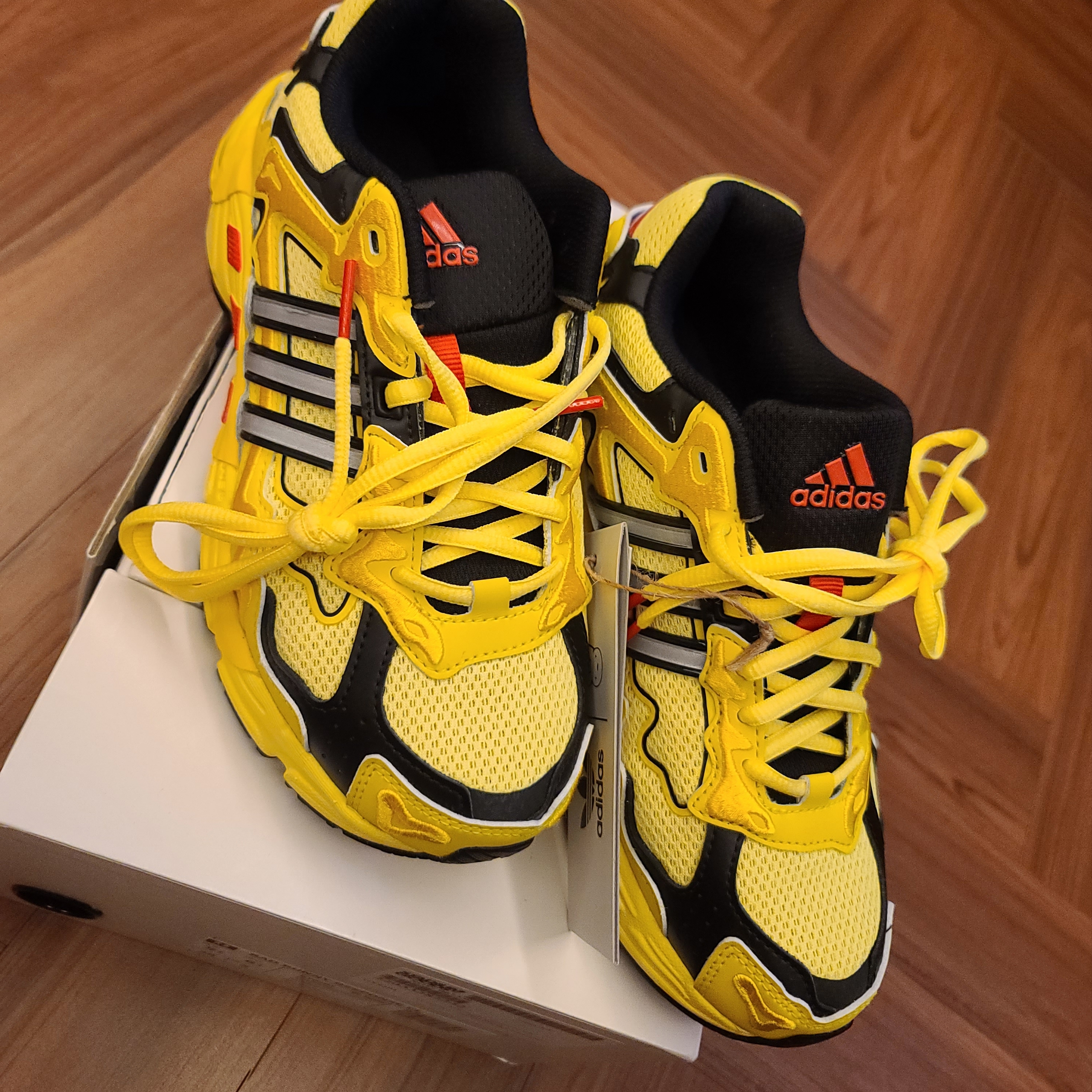 Adidas x Bad Bunny Response CL Yellow 착용 스타일 - 3