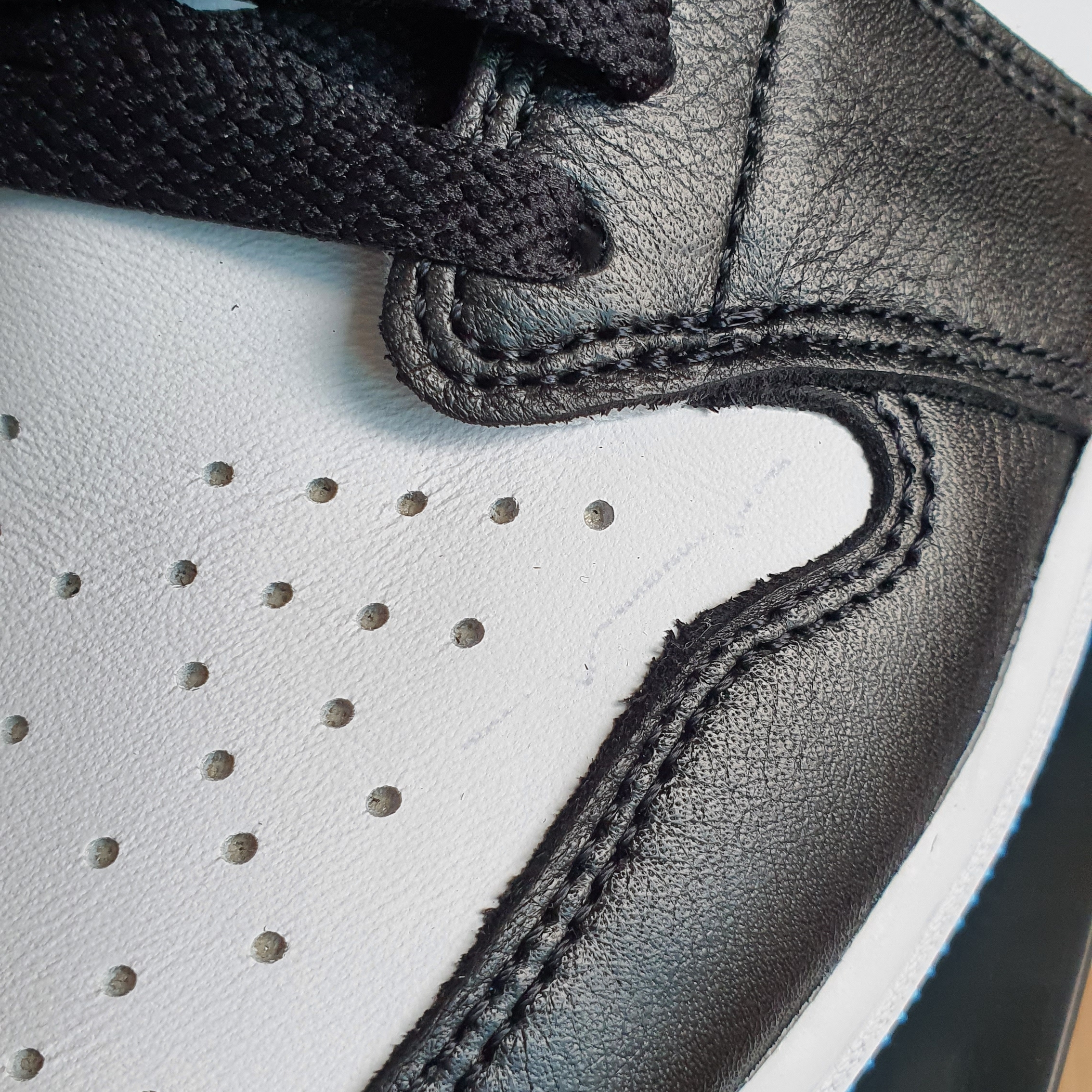 Jordan 1 Retro Low OG Black and Dark Powder Blue 착용 스타일 - 4
