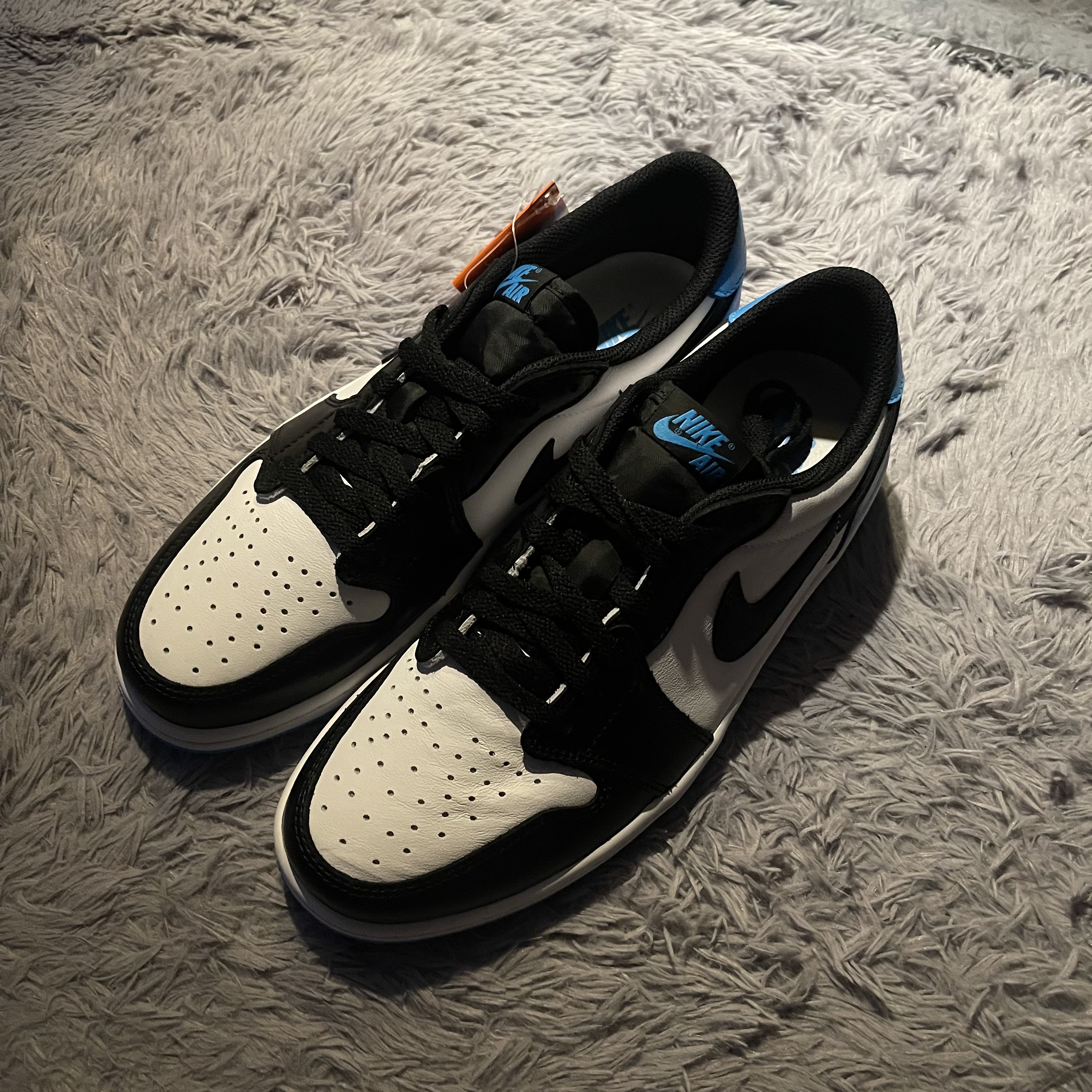 Jordan 1 Retro Low OG Black and Dark Powder Blue 착용 스타일 - 2
