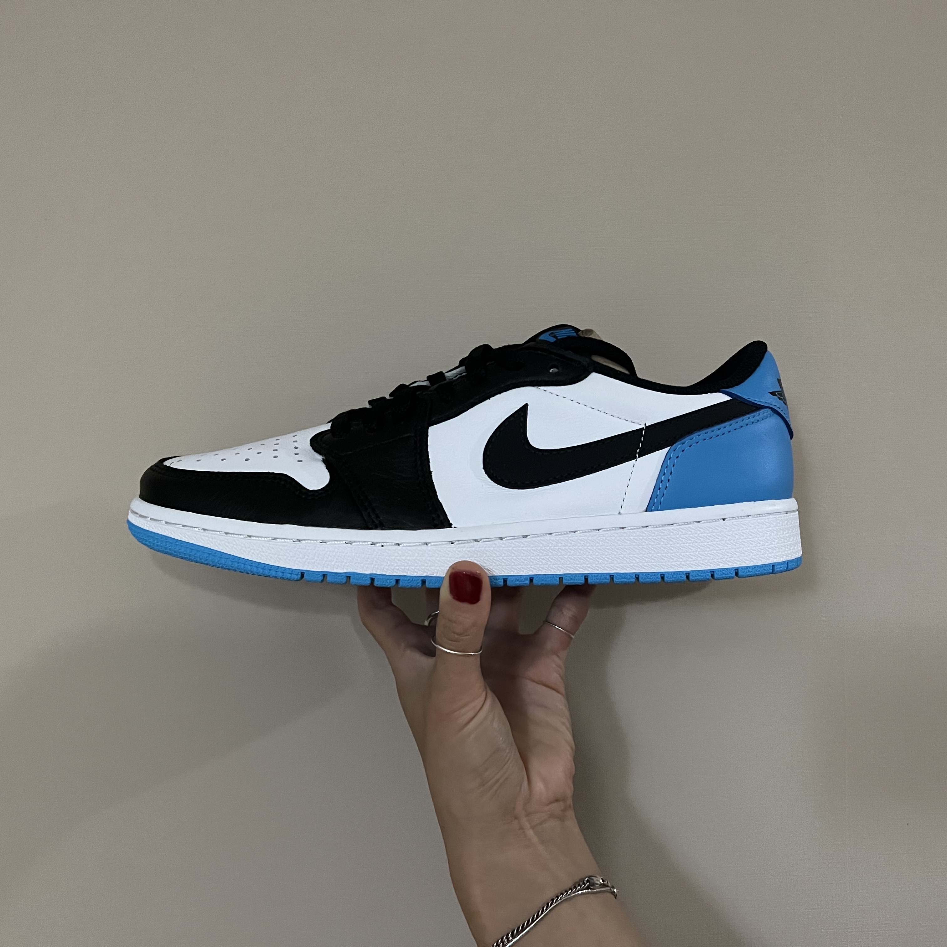 Jordan 1 Retro Low OG Black and Dark Powder Blue 착용 스타일