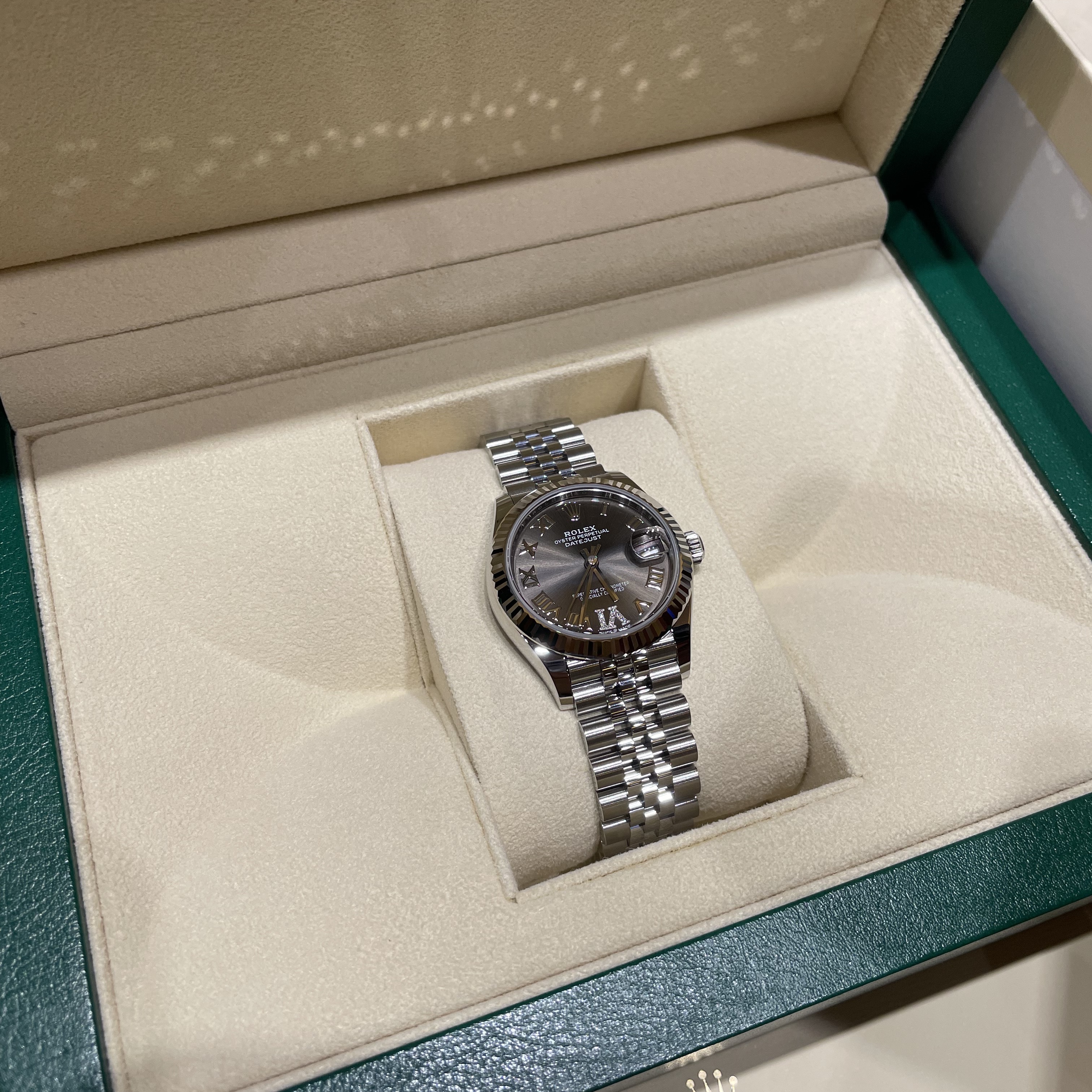 Rolex Datejust 31mm 278274 Dark Grey Roman Diamond-Set Jubilee 착용 스타일
