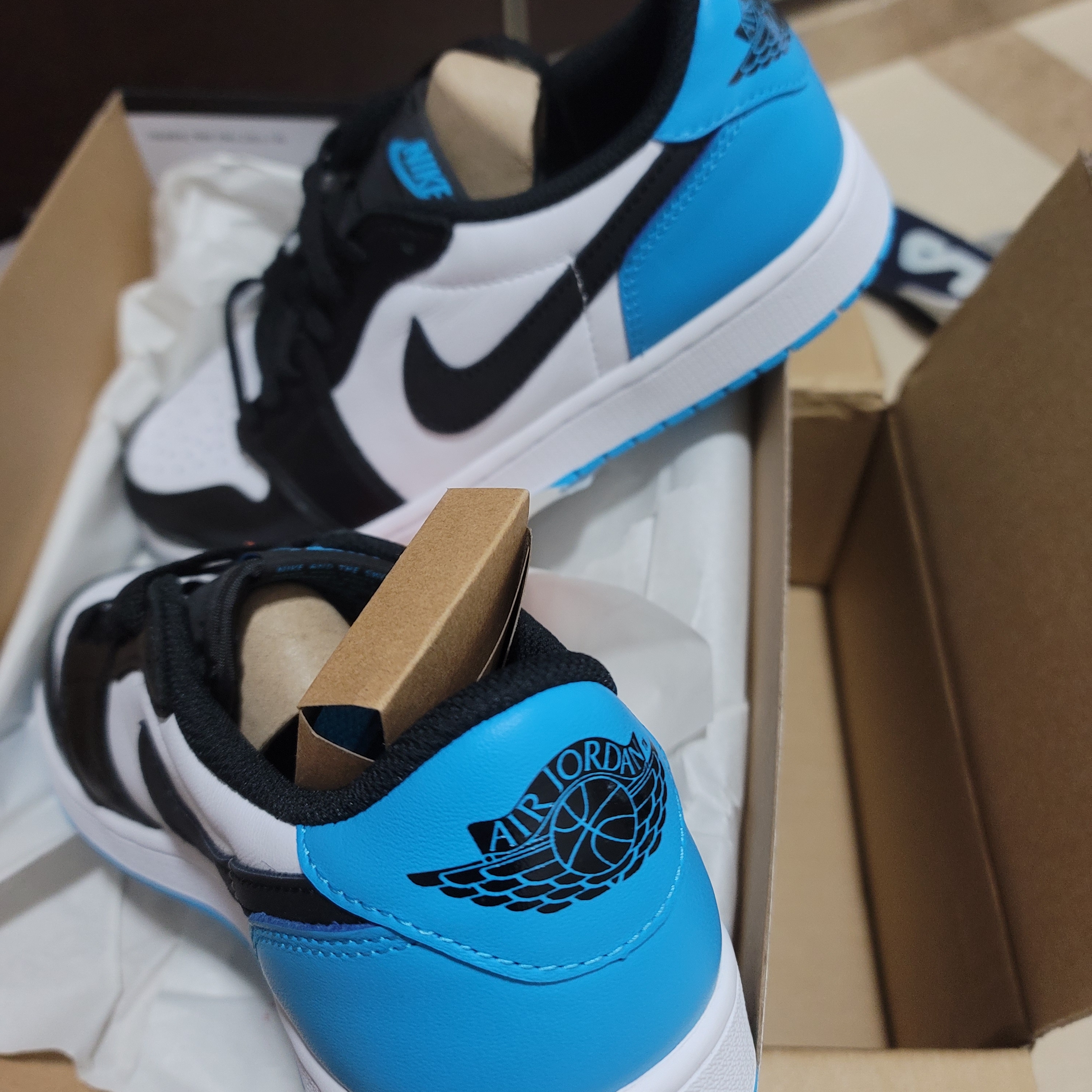 Jordan 1 Retro Low OG Black and Dark Powder Blue 착용 스타일 - 2