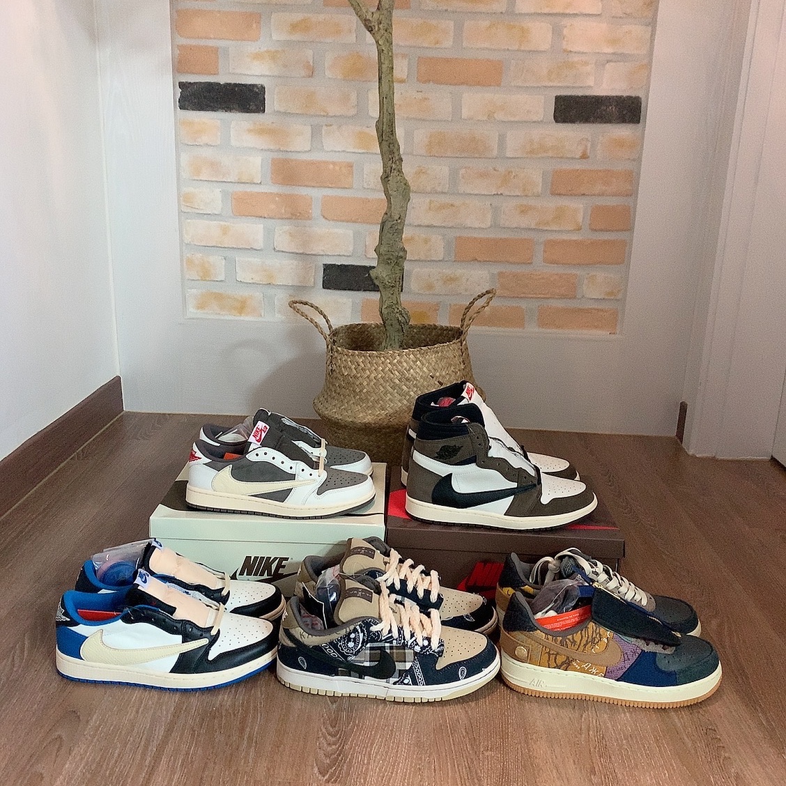 Jordan 1 x Travis Scott Retro Low OG SP Sail and Ridgerock, Jordan 1 x Travis Scott x Fragment Retro Low OG SP Military Blue 착용 스타일