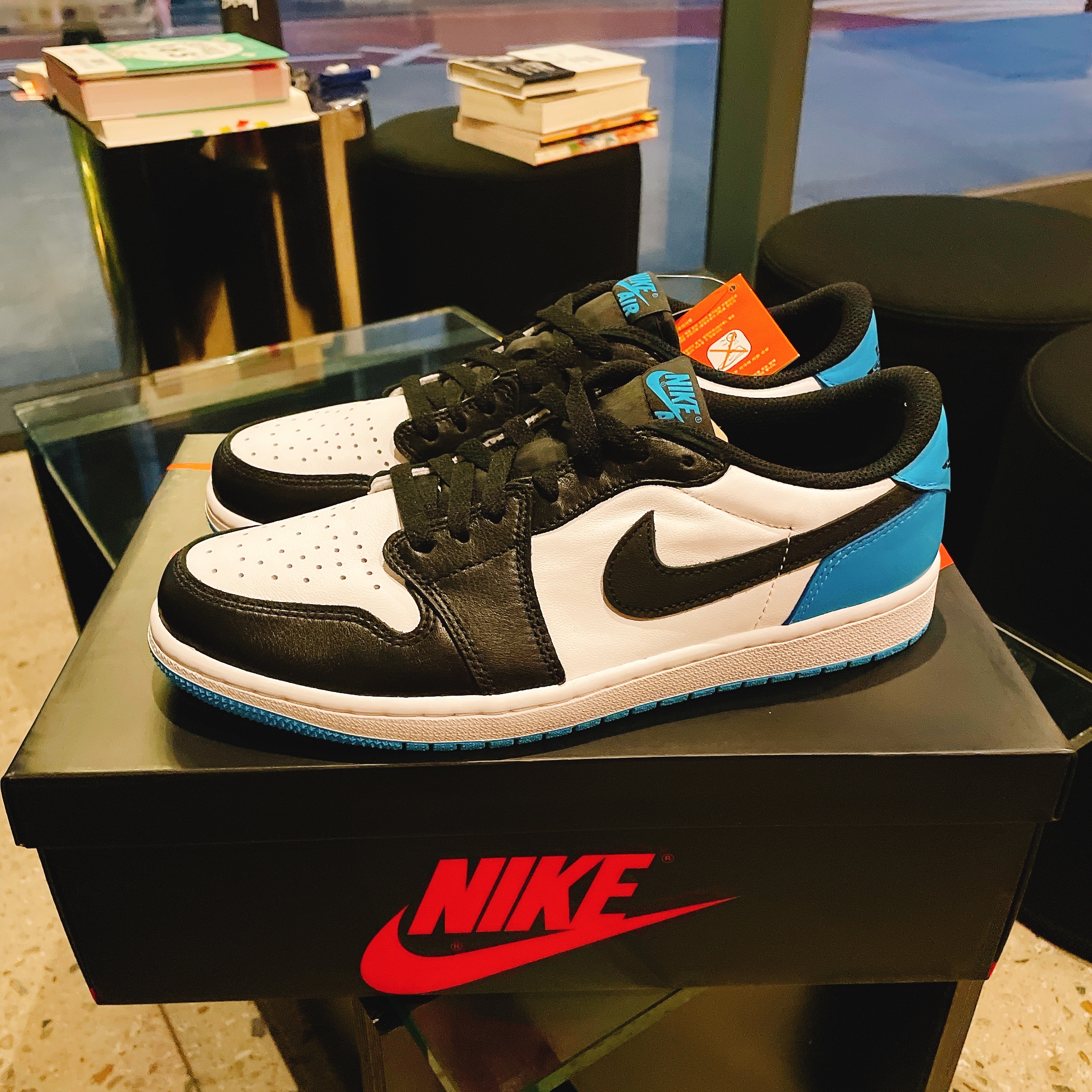 Jordan 1 Retro Low OG Black and Dark Powder Blue 착용 스타일