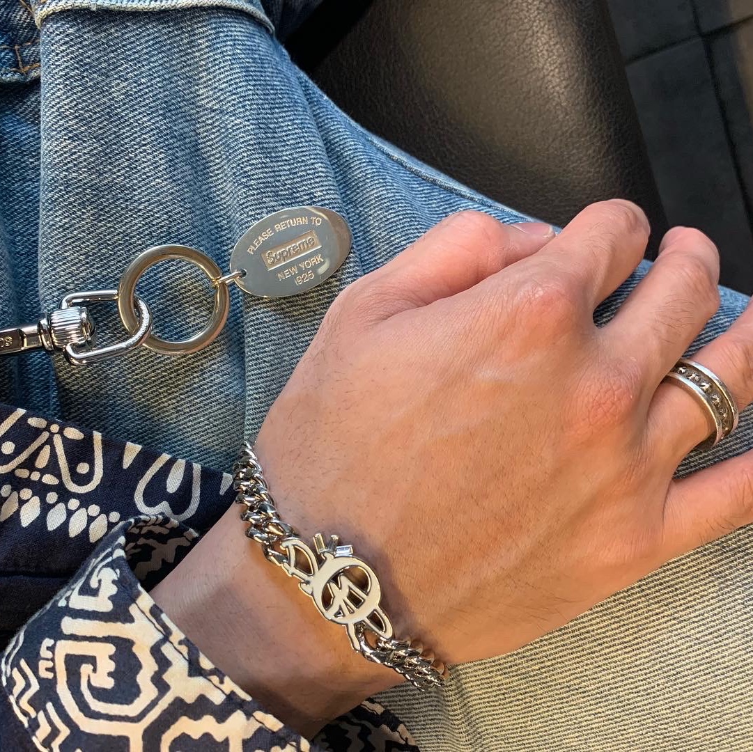 Dior x Cactus Jack Chain Link Bracelet Silver, Supreme x Tiffany & Co. Return to Tiffany Oval Tag Keyring Silver - 21FW 착용 스타일 - 1