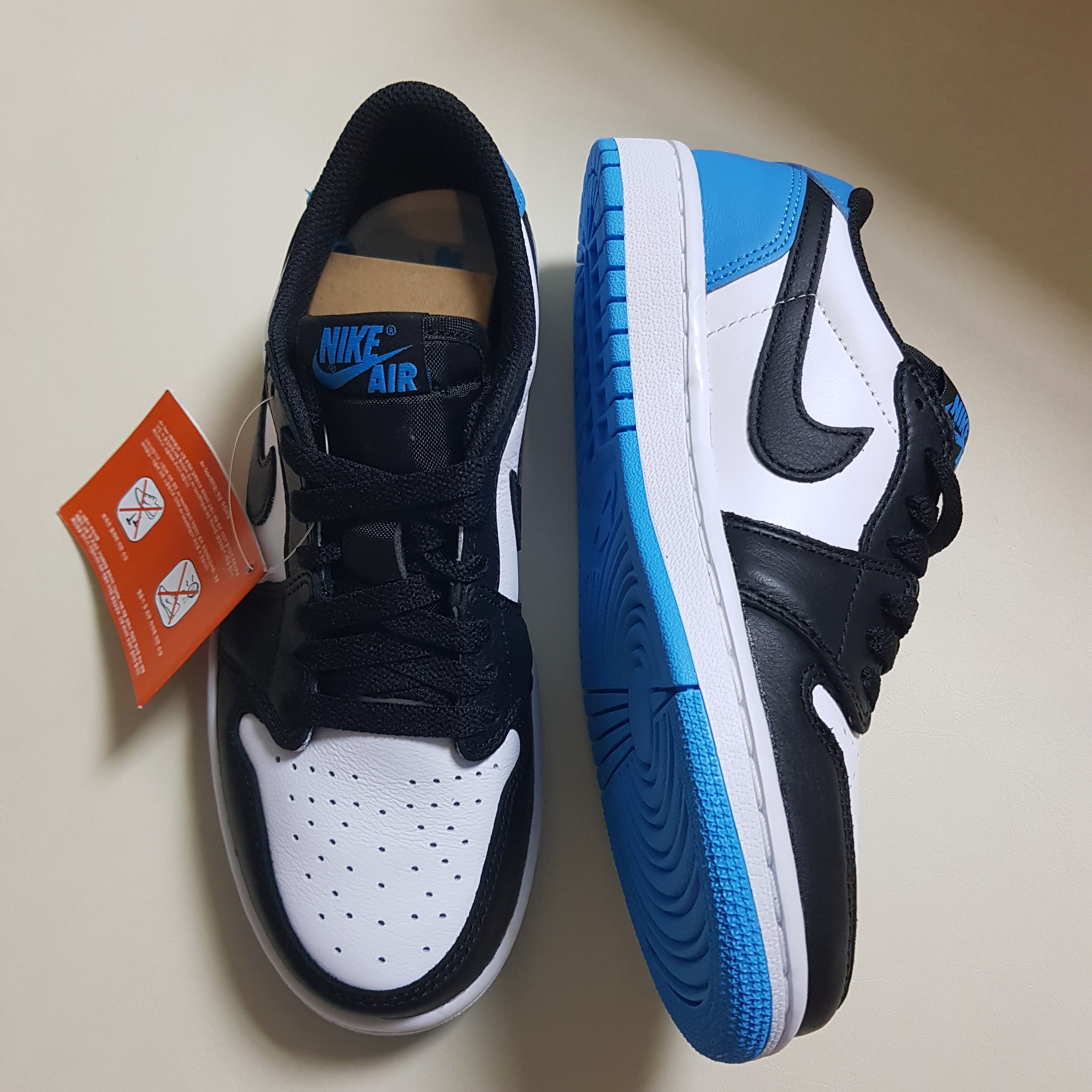 (W) Jordan 1 Retro Low OG Black and Dark Powder Blue 착용 스타일 - 3