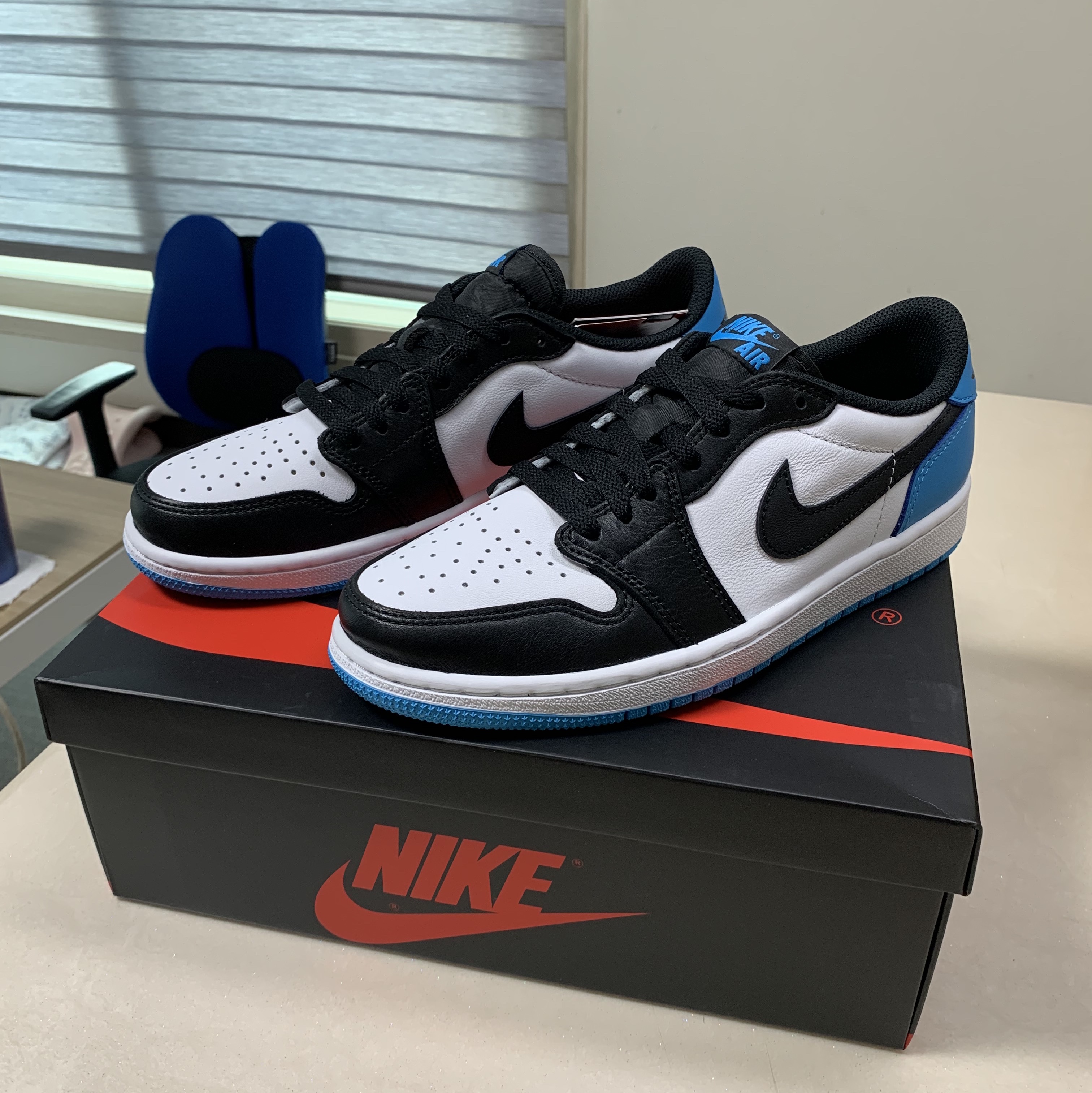 Jordan 1 Retro Low OG Black and Dark Powder Blue 착용 스타일 - 3
