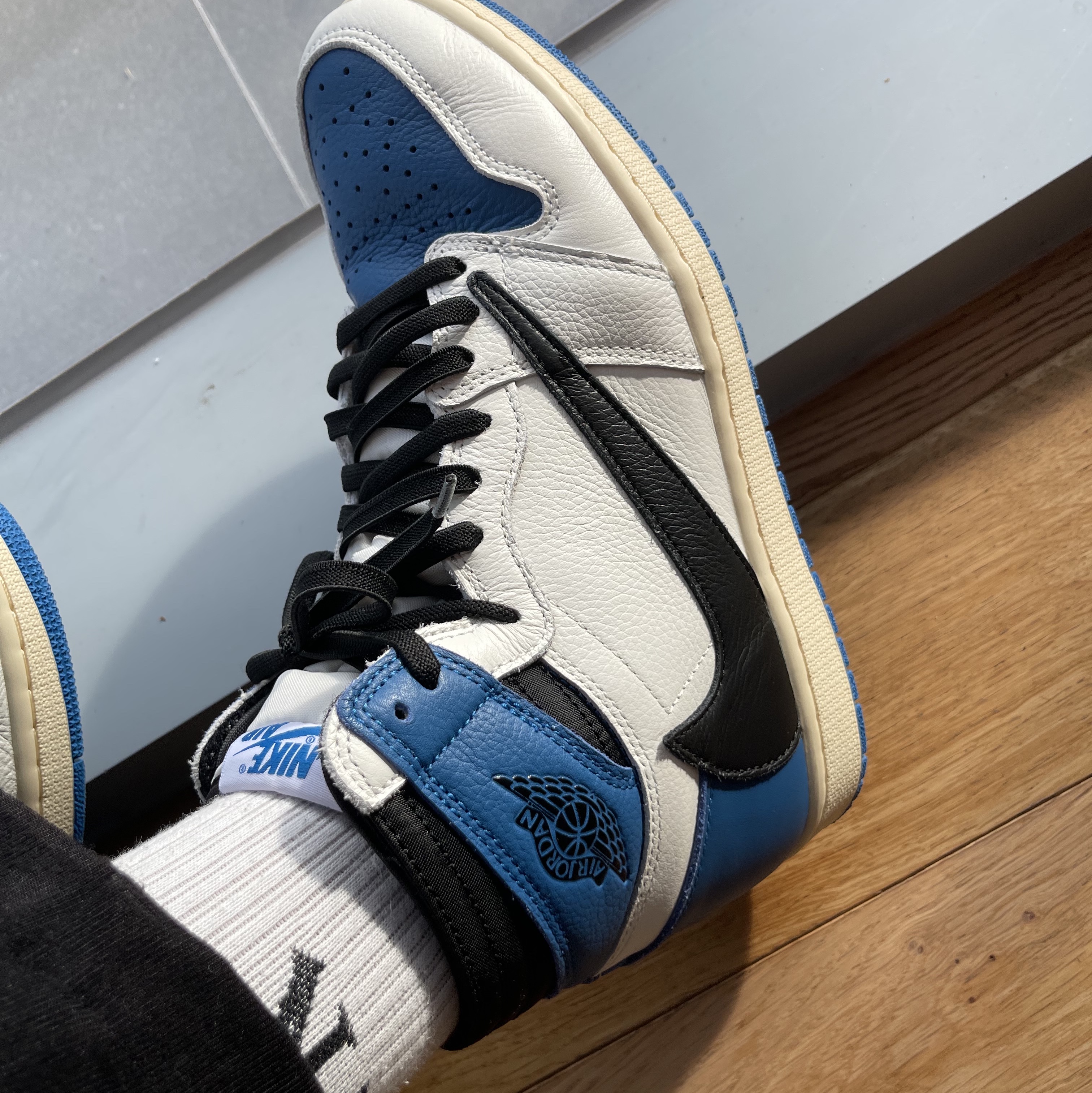Jordan 1 x Travis Scott x Fragment Retro High OG SP Military Blue 착용 스타일
