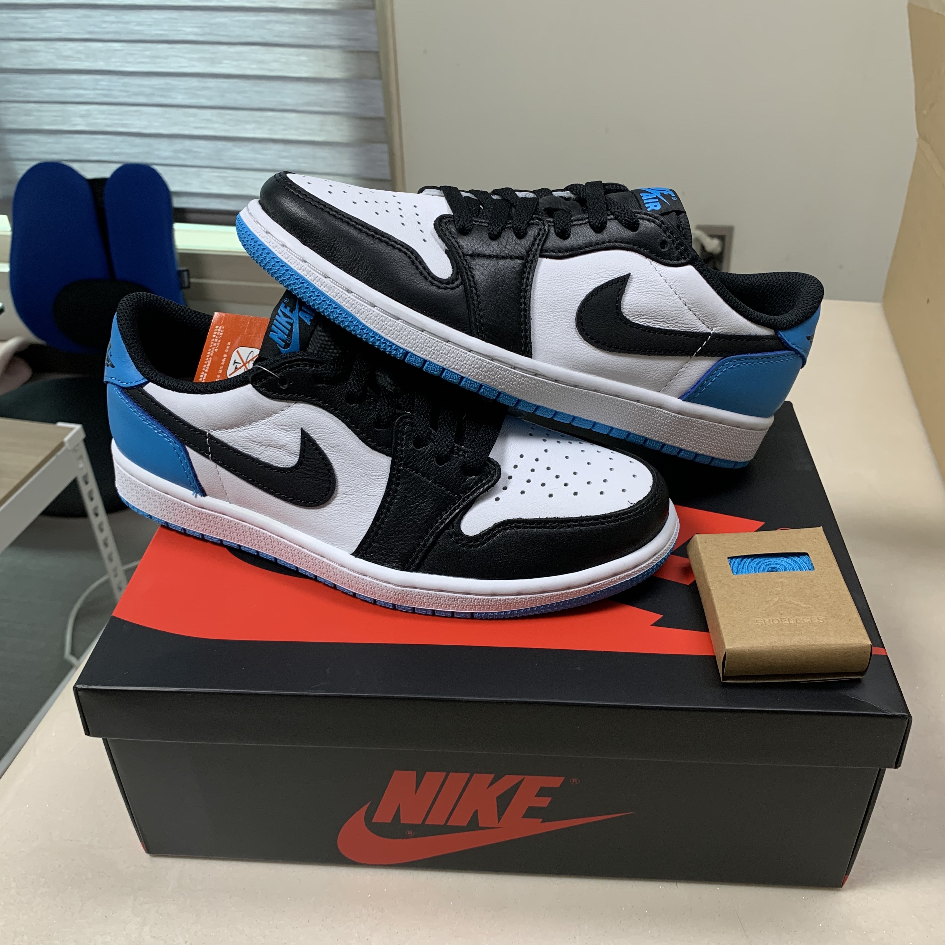 Jordan 1 Retro Low OG Black and Dark Powder Blue 착용 스타일 - 1