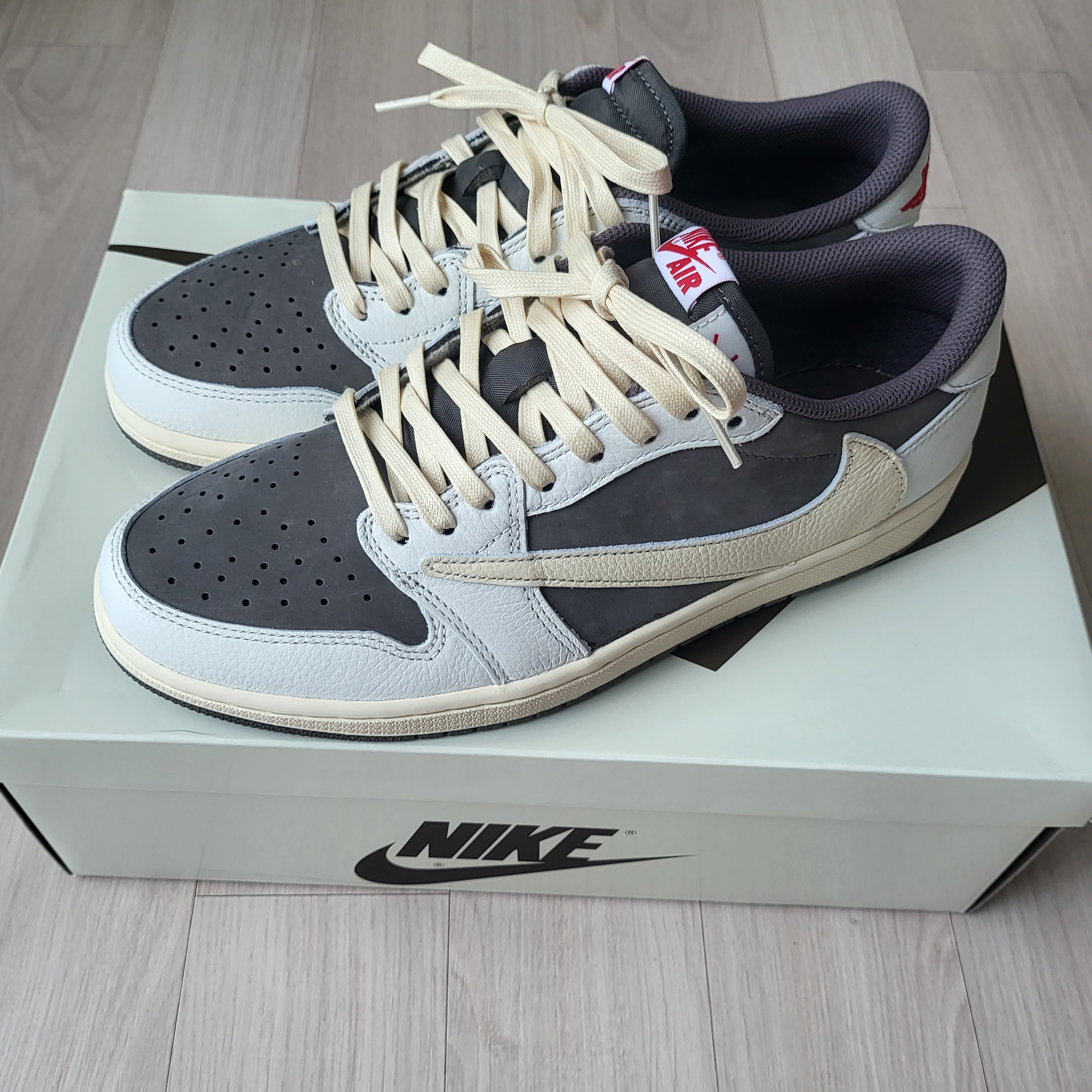 Jordan 1 x Travis Scott Retro Low OG SP Sail and Ridgerock, Jordan 1 x Travis Scott x Fragment Retro Low OG SP Military Blue 착용 스타일 - 1