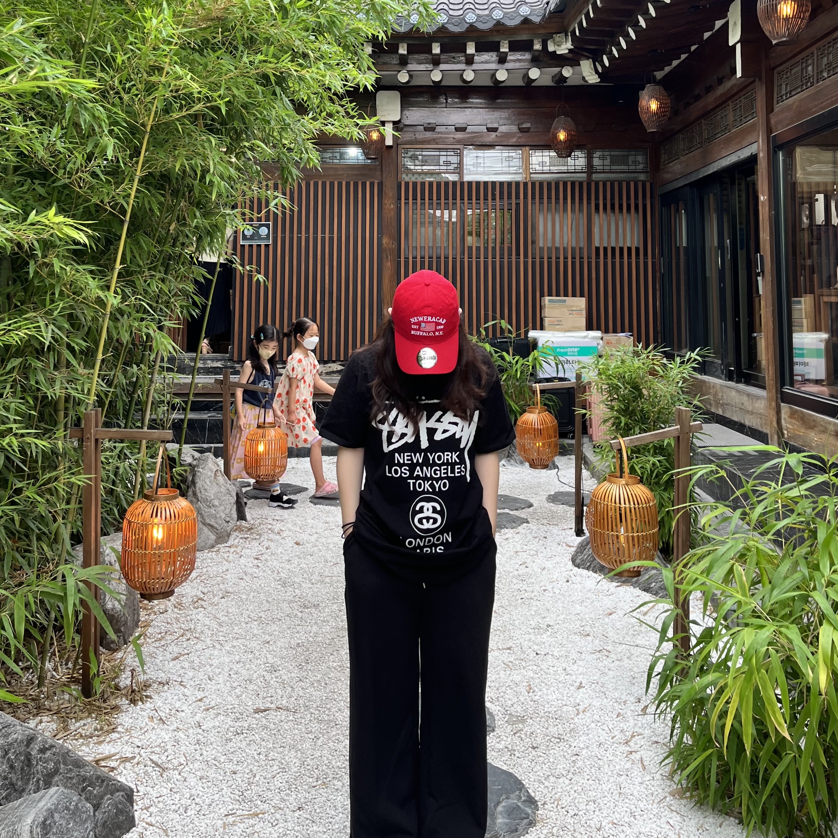 Stussy World Tour T-Shirt Black 착용 스타일
