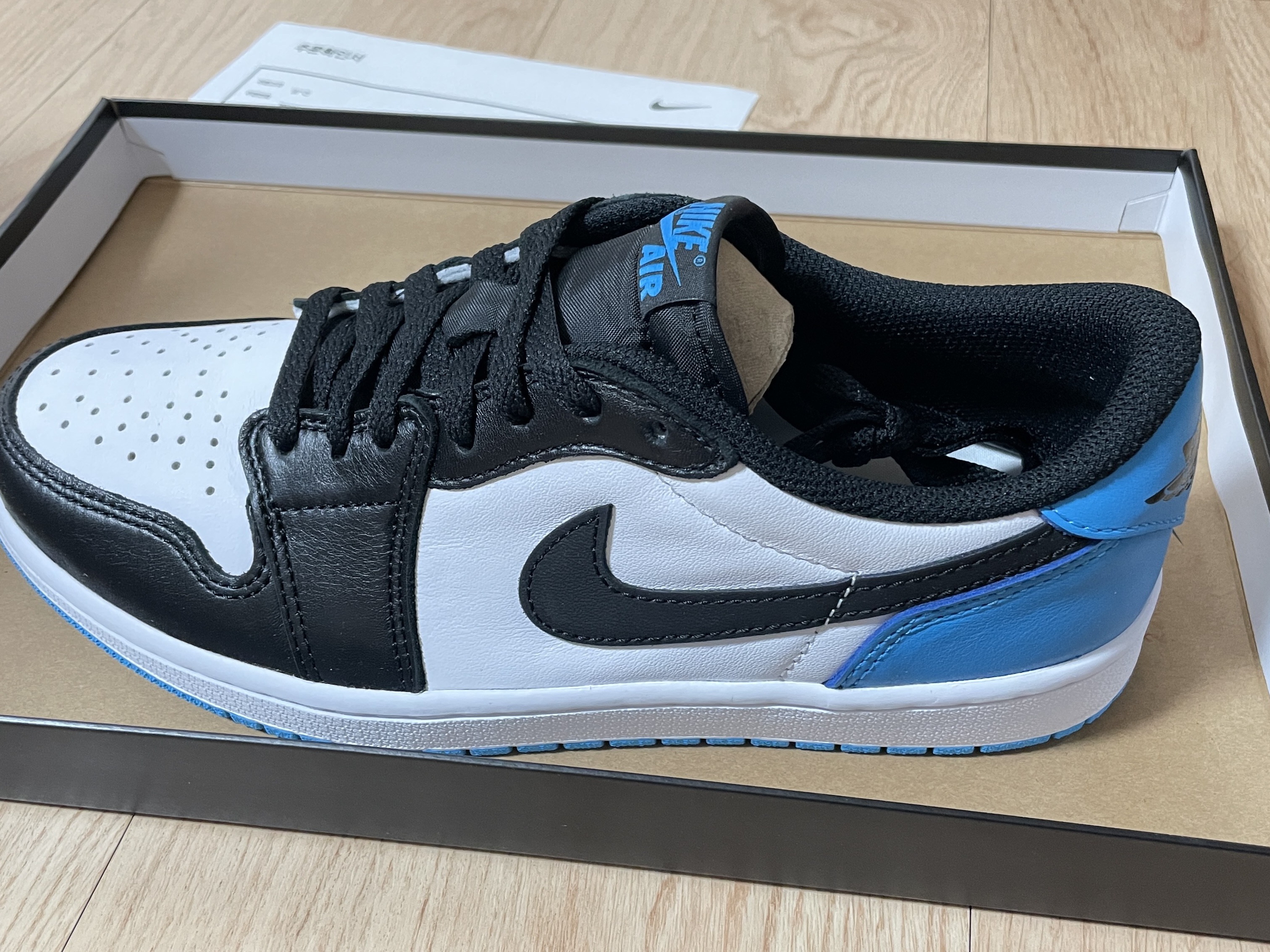 Jordan 1 Retro Low OG Black and Dark Powder Blue 착용 스타일 - 2