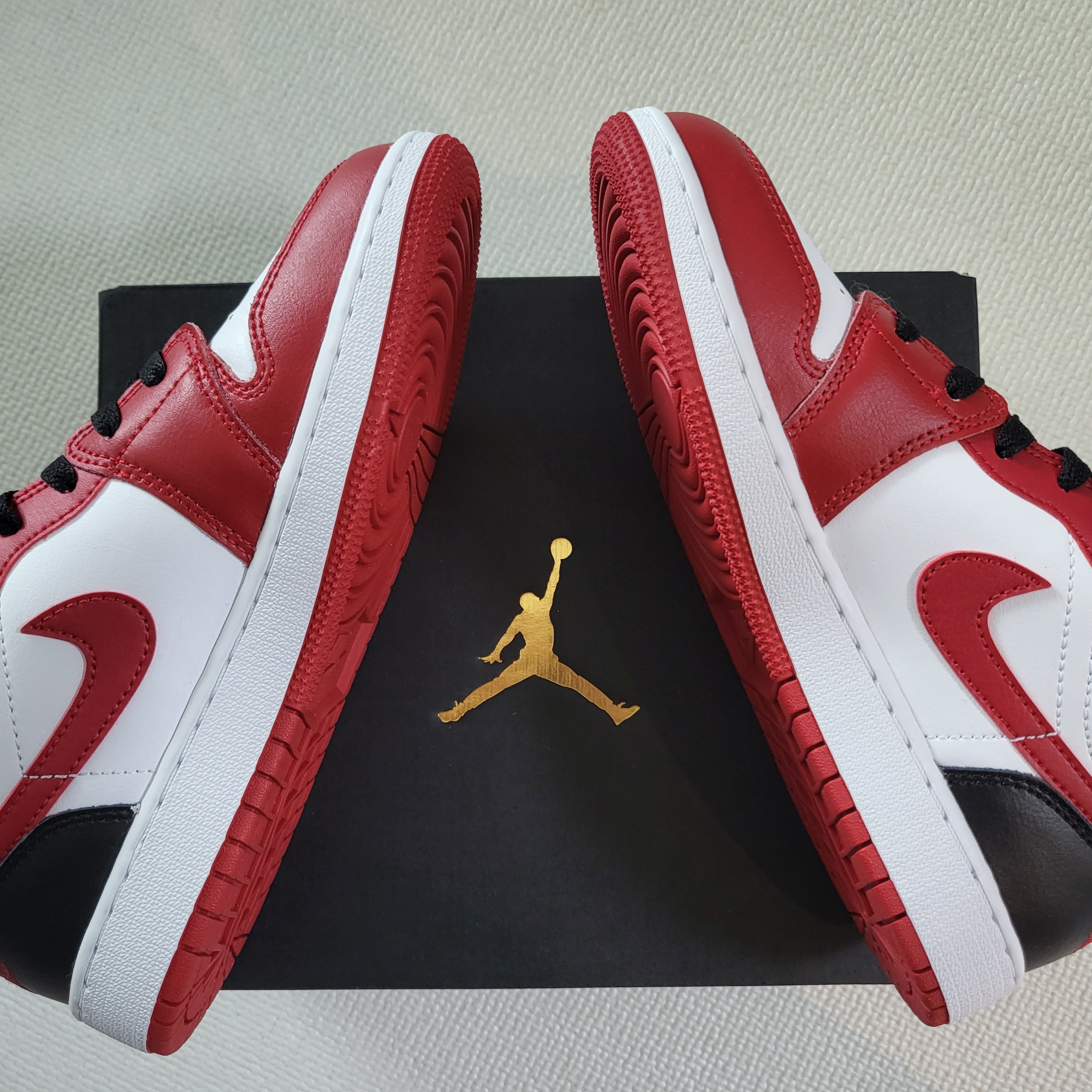 (GS) Jordan 1 Low White Gym Red Black 착용 스타일 - 2