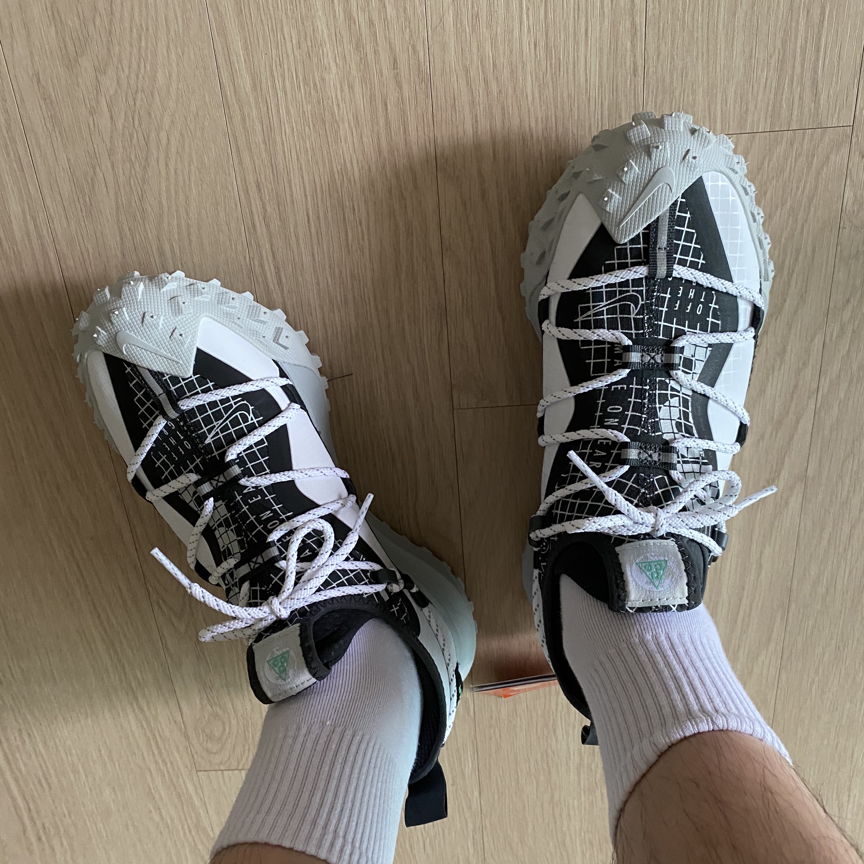 Nike ACG Mountain Fly Low SE White and Black 착용 스타일